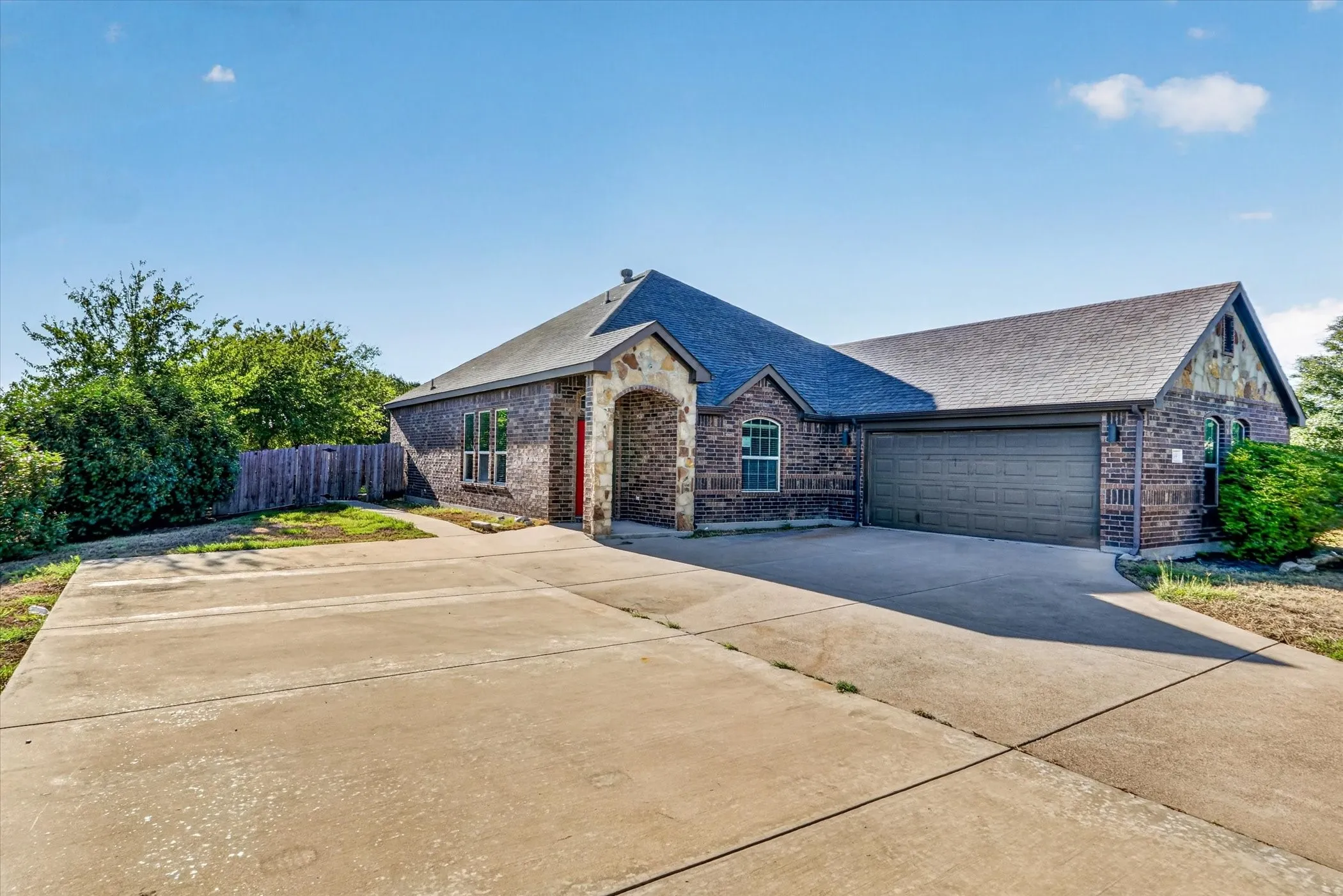 Single Family Residence For Sale in Ellis County , 104 Anthony Lane, Red Oak, Texas 75154, 4 Bedroom, 2 Bathroom, 2 Garage spaces, 1,994 Sqft, built in 2014, mls#21402580, Real Estate Agent in Red Oak, Homes For Sale in Ellis county, Homes For Sale in Red Oak, Realtor in Red Oak Texas, Real Estate Brokerage Independent Realty Texas, Luminita Cordes Realtor