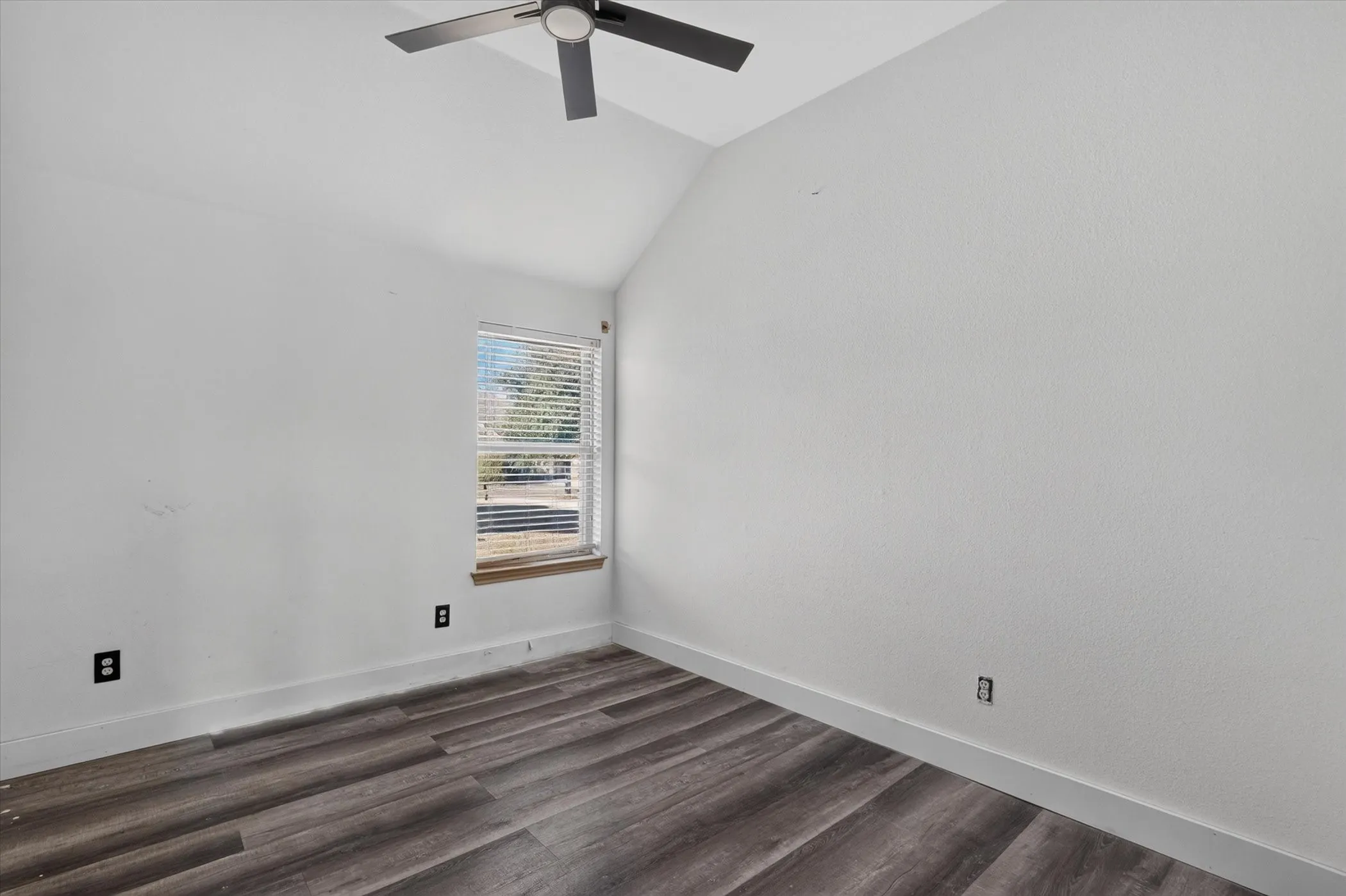 Single Family Residence For Sale in Ellis County , 104 Anthony Lane, Red Oak, Texas 75154, 4 Bedroom, 2 Bathroom, 2 Garage spaces, 1,994 Sqft, built in 2014, mls#21402580, Real Estate Agent in Red Oak, Homes For Sale in Ellis county, Homes For Sale in Red Oak, Realtor in Red Oak Texas, Real Estate Brokerage Independent Realty Texas, Luminita Cordes Realtor