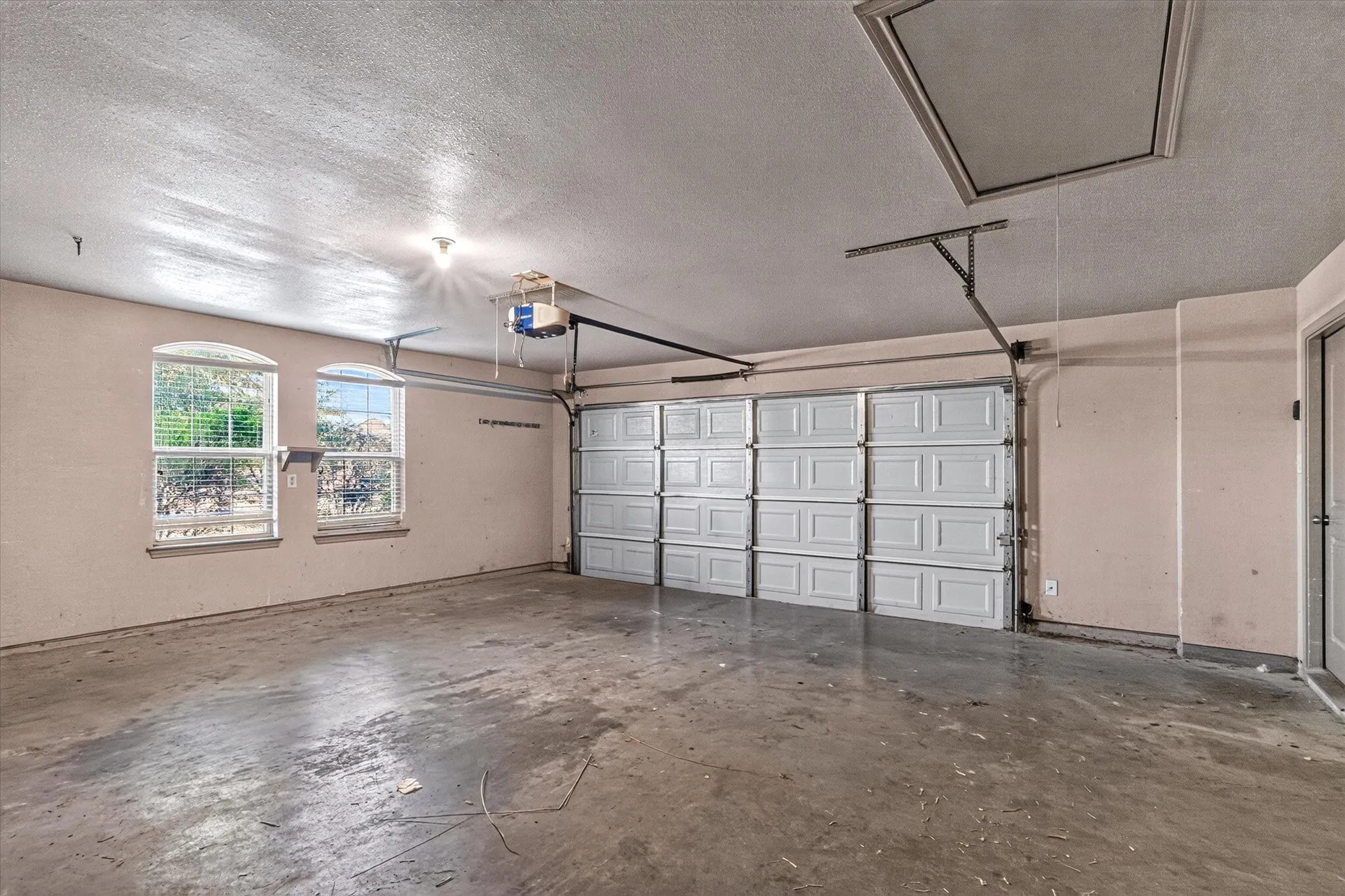 Single Family Residence For Sale in Ellis County , 104 Anthony Lane, Red Oak, Texas 75154, 4 Bedroom, 2 Bathroom, 2 Garage spaces, 1,994 Sqft, built in 2014, mls#21402580, Real Estate Agent in Red Oak, Homes For Sale in Ellis county, Homes For Sale in Red Oak, Realtor in Red Oak Texas, Real Estate Brokerage Independent Realty Texas, Luminita Cordes Realtor