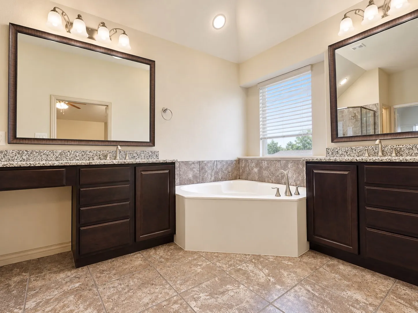 Single Family Residence For Rent in Denton County , 219 Carrington Lane, Lewisville, Texas 75067, 4 Bedroom, 4 Bathroom, 2 Garage spaces, 3,017 Sqft, built in 2013, mls#21402431, Real Estate Agent in Lewisville, Homes For Rent in Denton county, Homes For Rent in Lewisville, Realtor in Lewisville Texas, Real Estate Brokerage Independent Realty Texas, Luminita Cordes Realtor