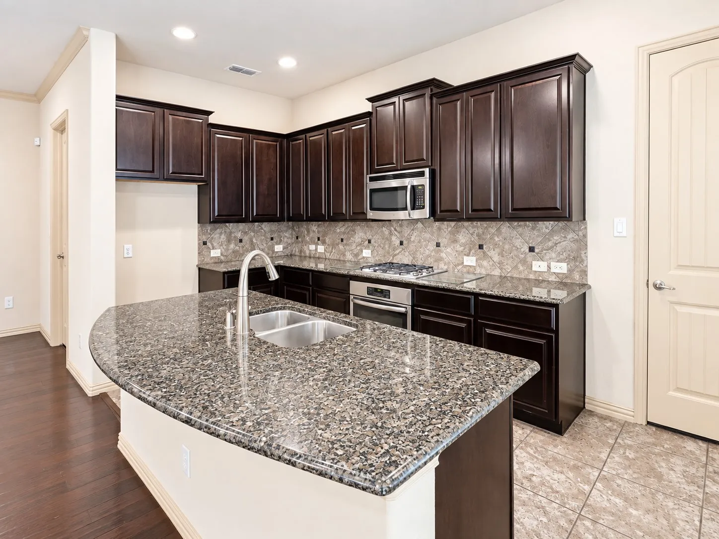 Single Family Residence For Rent in Denton County , 219 Carrington Lane, Lewisville, Texas 75067, 4 Bedroom, 4 Bathroom, 2 Garage spaces, 3,017 Sqft, built in 2013, mls#21402431, Real Estate Agent in Lewisville, Homes For Rent in Denton county, Homes For Rent in Lewisville, Realtor in Lewisville Texas, Real Estate Brokerage Independent Realty Texas, Luminita Cordes Realtor