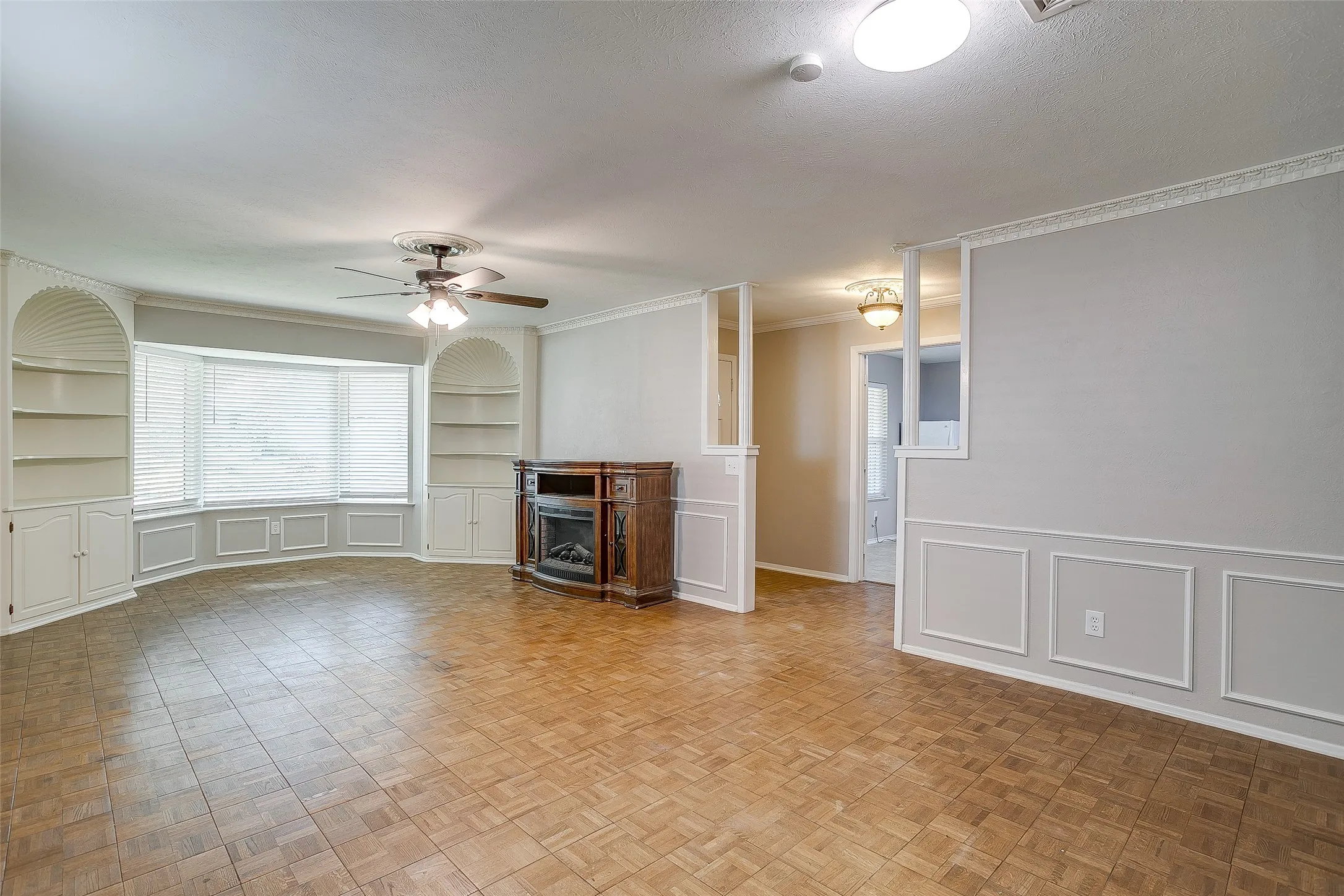 Single Family Residence For Rent in Tarrant County , 1706 Larkspur Drive, Arlington, Texas 76013, 3 Bedroom, 3 Bathroom, 2 Garage spaces, 2,536 Sqft, built in 1964, mls#21374244, Real Estate Agent in Arlington, Homes For Rent in Tarrant county, Homes For Rent in Arlington, Realtor in Arlington Texas, Real Estate Brokerage Independent Realty Texas, Luminita Cordes Realtor
