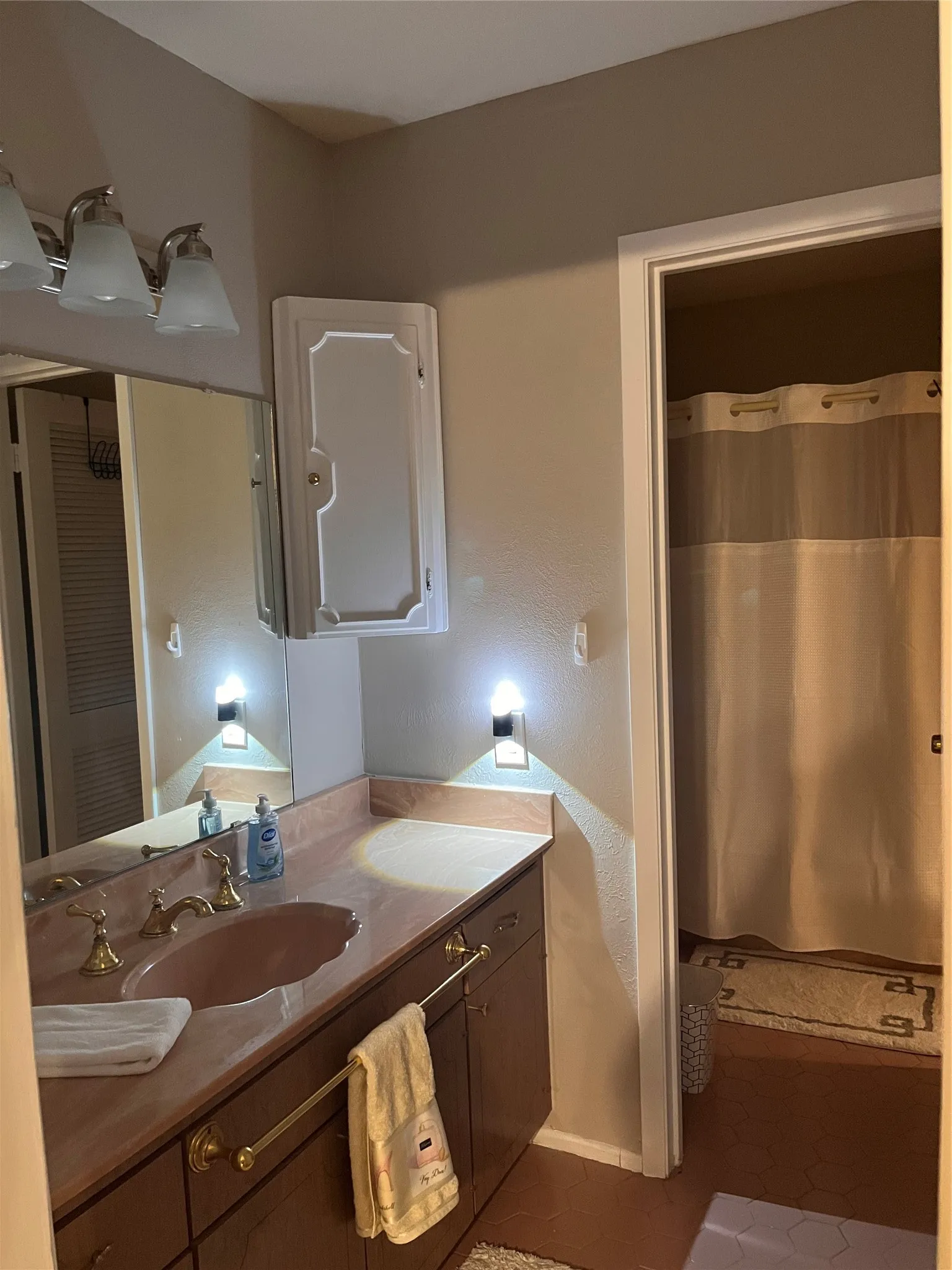 Single Family Residence For Rent in Tarrant County , 1706 Larkspur Drive, Arlington, Texas 76013, 3 Bedroom, 3 Bathroom, 2 Garage spaces, 2,536 Sqft, built in 1964, mls#21374244, Real Estate Agent in Arlington, Homes For Rent in Tarrant county, Homes For Rent in Arlington, Realtor in Arlington Texas, Real Estate Brokerage Independent Realty Texas, Luminita Cordes Realtor