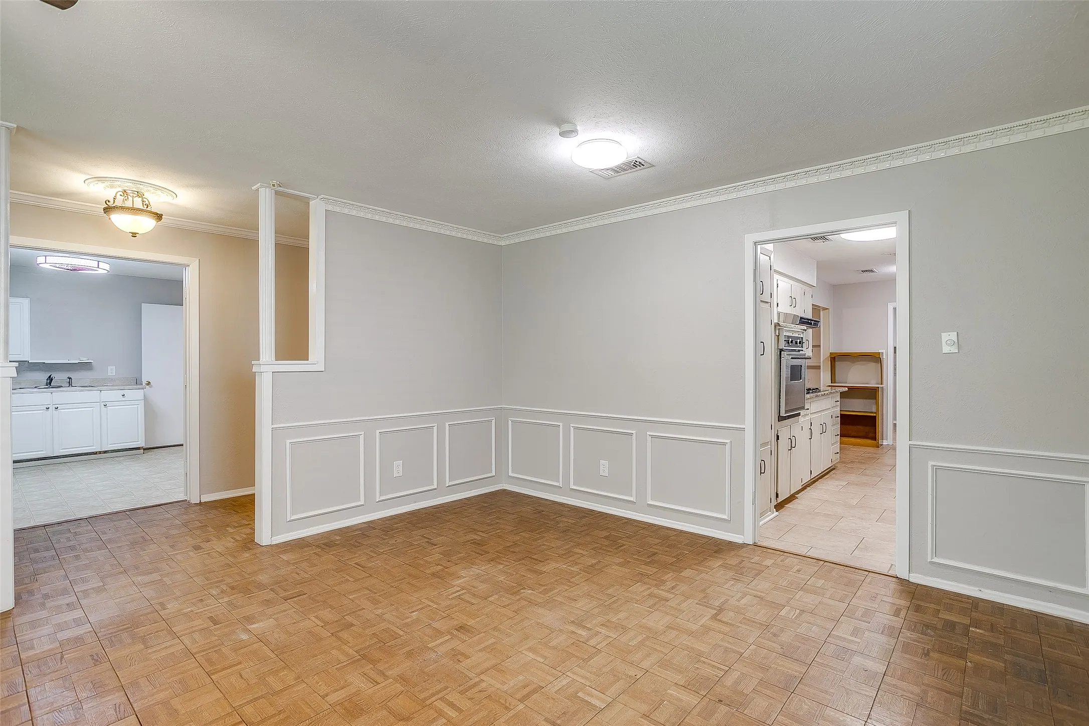 Single Family Residence For Rent in Tarrant County , 1706 Larkspur Drive, Arlington, Texas 76013, 3 Bedroom, 3 Bathroom, 2 Garage spaces, 2,536 Sqft, built in 1964, mls#21374244, Real Estate Agent in Arlington, Homes For Rent in Tarrant county, Homes For Rent in Arlington, Realtor in Arlington Texas, Real Estate Brokerage Independent Realty Texas, Luminita Cordes Realtor