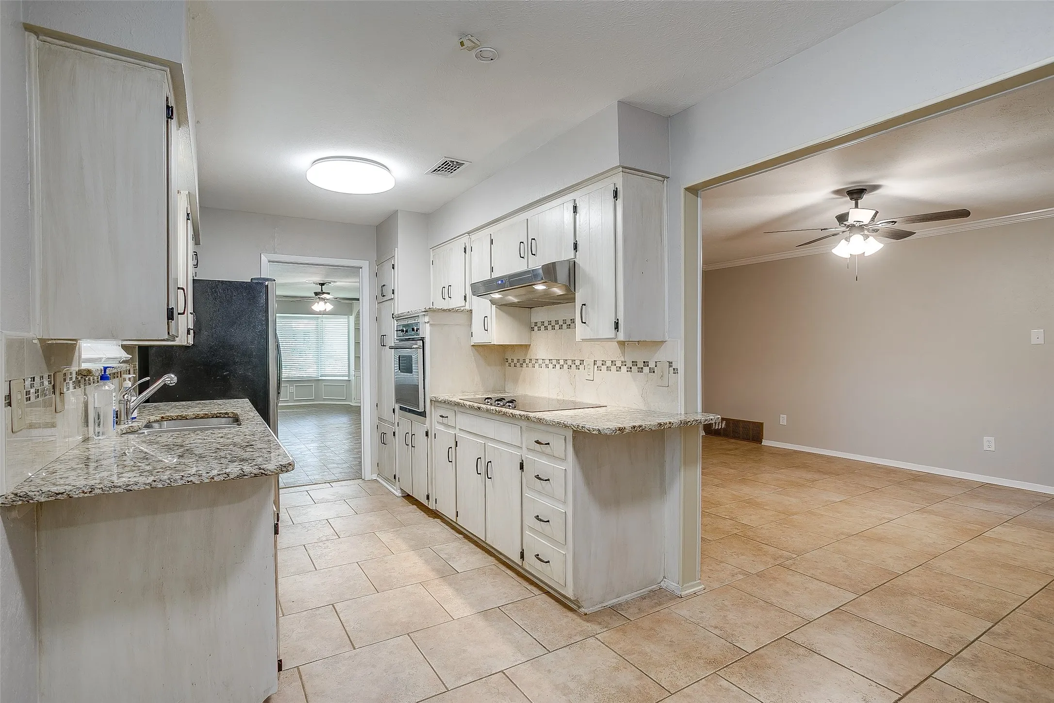 Single Family Residence For Rent in Tarrant County , 1706 Larkspur Drive, Arlington, Texas 76013, 3 Bedroom, 3 Bathroom, 2 Garage spaces, 2,536 Sqft, built in 1964, mls#21374244, Real Estate Agent in Arlington, Homes For Rent in Tarrant county, Homes For Rent in Arlington, Realtor in Arlington Texas, Real Estate Brokerage Independent Realty Texas, Luminita Cordes Realtor