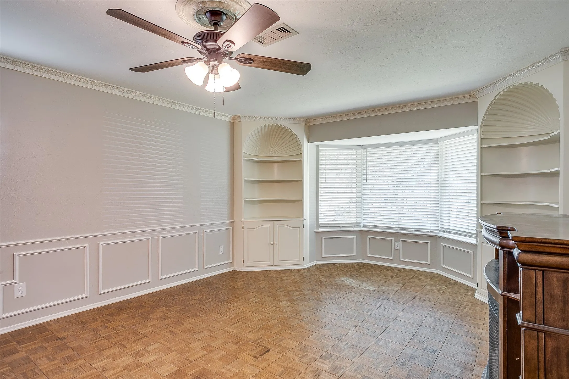 Single Family Residence For Rent in Tarrant County , 1706 Larkspur Drive, Arlington, Texas 76013, 3 Bedroom, 3 Bathroom, 2 Garage spaces, 2,536 Sqft, built in 1964, mls#21374244, Real Estate Agent in Arlington, Homes For Rent in Tarrant county, Homes For Rent in Arlington, Realtor in Arlington Texas, Real Estate Brokerage Independent Realty Texas, Luminita Cordes Realtor
