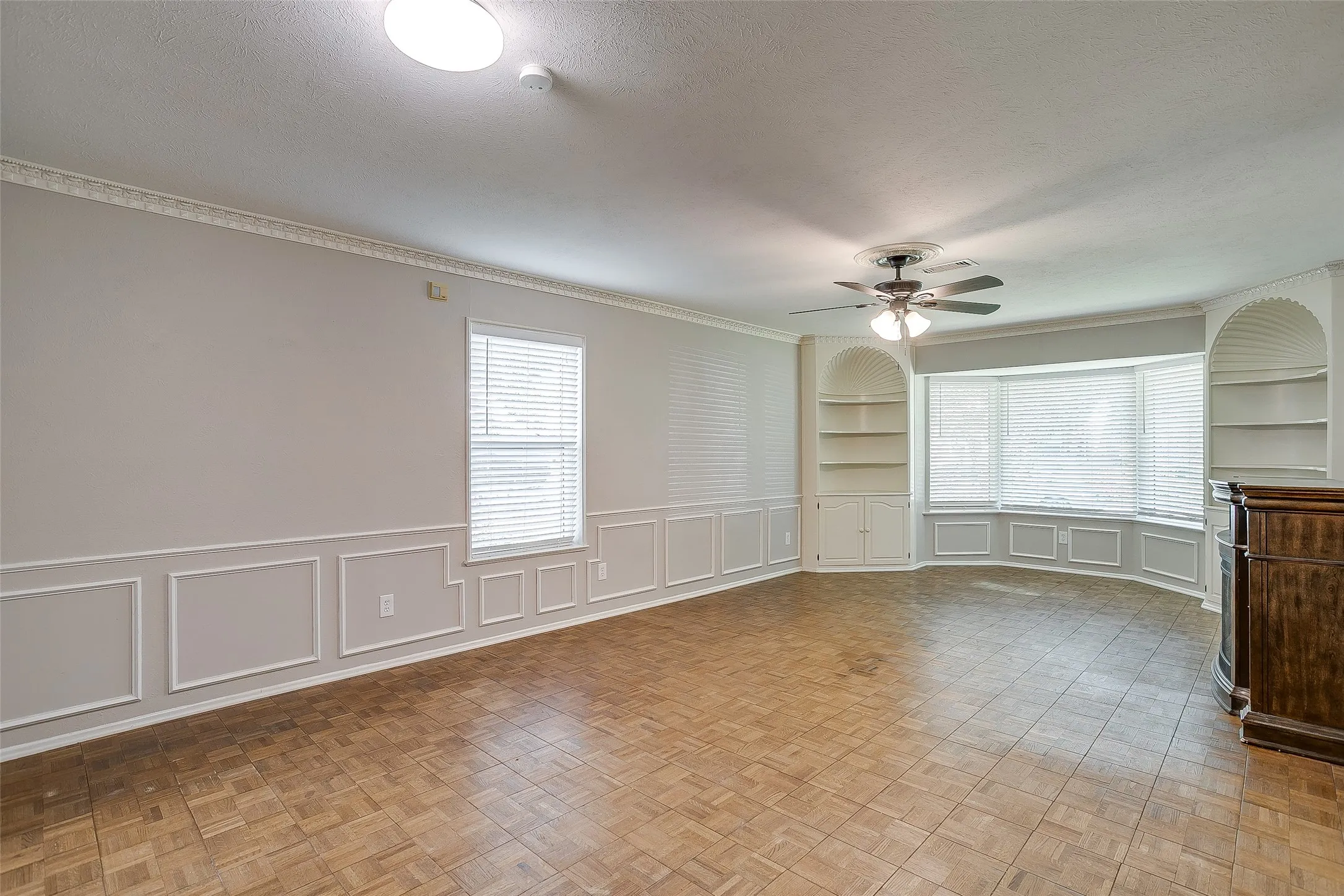 Single Family Residence For Rent in Tarrant County , 1706 Larkspur Drive, Arlington, Texas 76013, 3 Bedroom, 3 Bathroom, 2 Garage spaces, 2,536 Sqft, built in 1964, mls#21374244, Real Estate Agent in Arlington, Homes For Rent in Tarrant county, Homes For Rent in Arlington, Realtor in Arlington Texas, Real Estate Brokerage Independent Realty Texas, Luminita Cordes Realtor