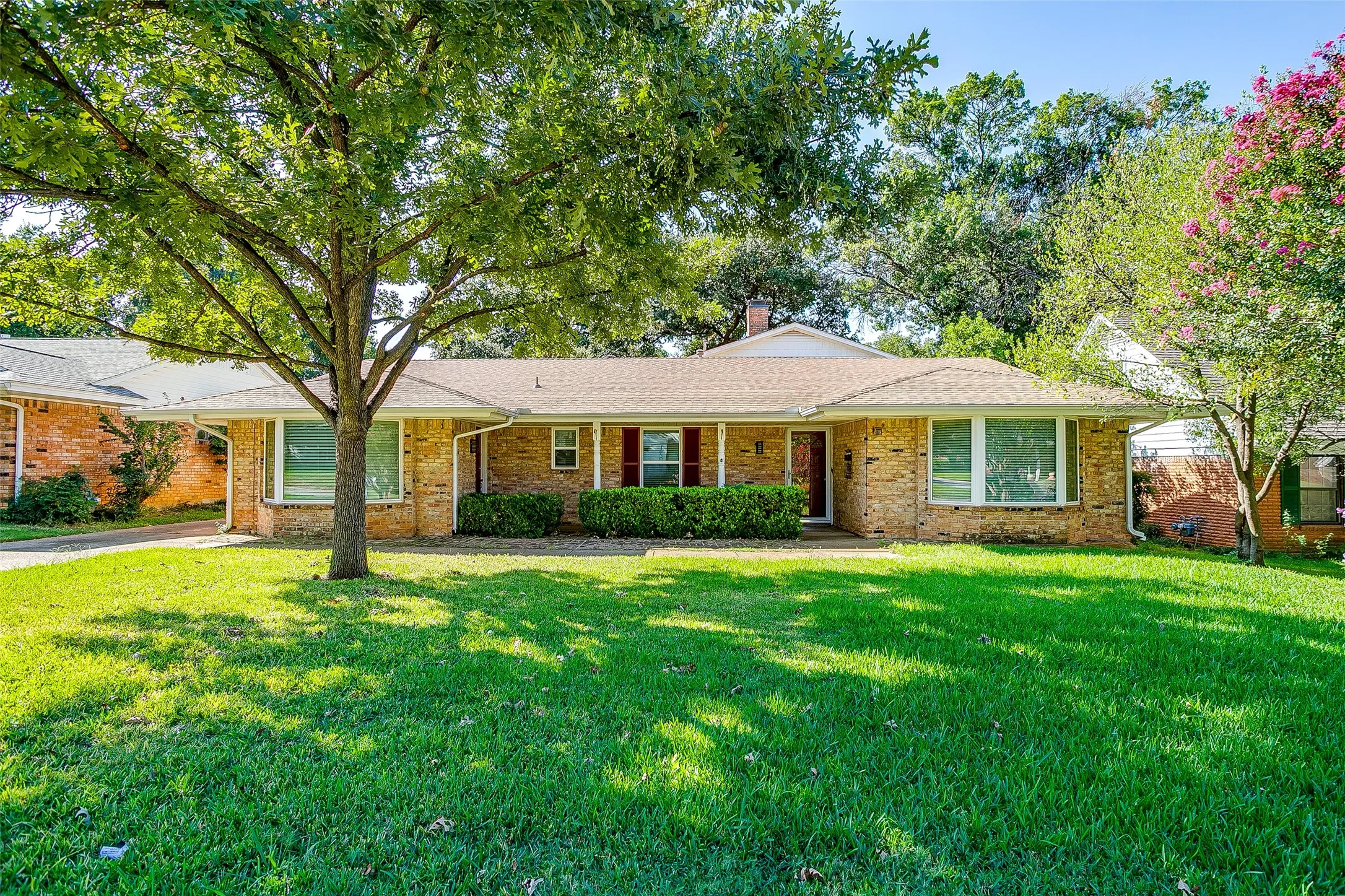 Single Family Residence For Rent in Tarrant County , 1706 Larkspur Drive, Arlington, Texas 76013, 3 Bedroom, 3 Bathroom, 2 Garage spaces, 2,536 Sqft, built in 1964, mls#21374244, Real Estate Agent in Arlington, Homes For Rent in Tarrant county, Homes For Rent in Arlington, Realtor in Arlington Texas, Real Estate Brokerage Independent Realty Texas, Luminita Cordes Realtor