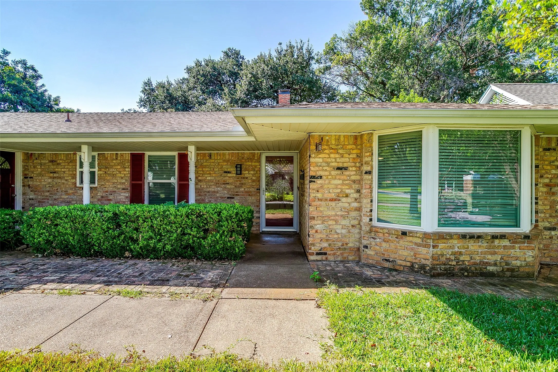 Single Family Residence For Rent in Tarrant County , 1706 Larkspur Drive, Arlington, Texas 76013, 3 Bedroom, 3 Bathroom, 2 Garage spaces, 2,536 Sqft, built in 1964, mls#21374244, Real Estate Agent in Arlington, Homes For Rent in Tarrant county, Homes For Rent in Arlington, Realtor in Arlington Texas, Real Estate Brokerage Independent Realty Texas, Luminita Cordes Realtor