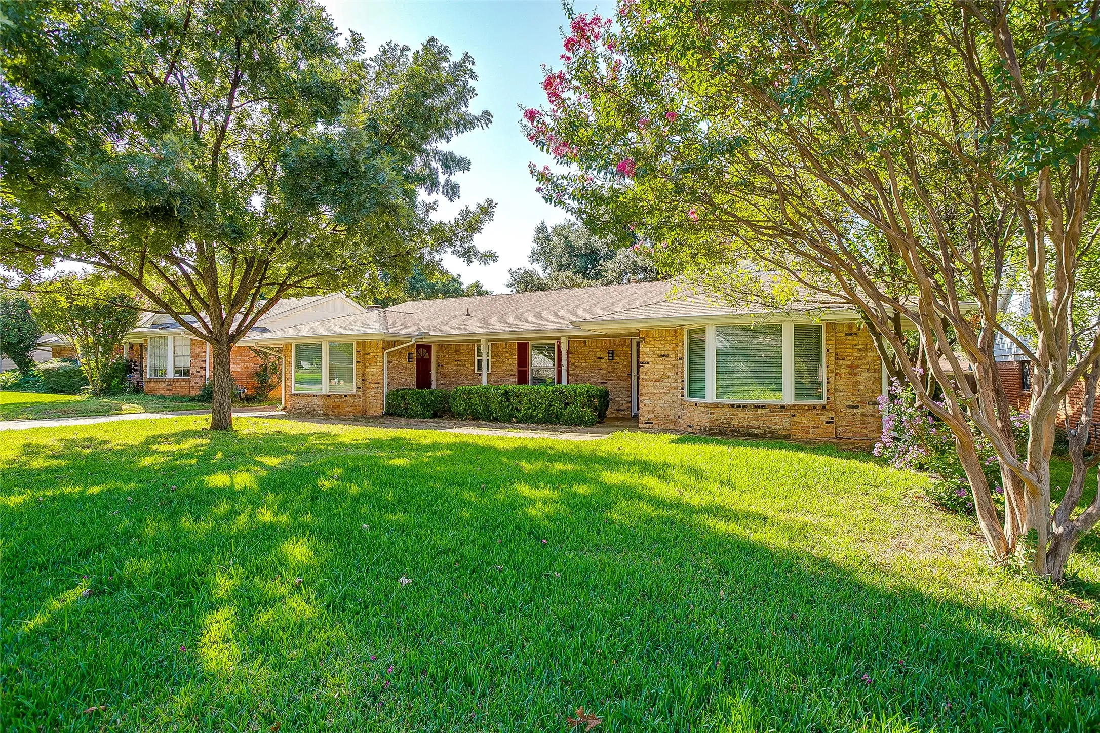 Single Family Residence For Rent in Tarrant County , 1706 Larkspur Drive, Arlington, Texas 76013, 3 Bedroom, 3 Bathroom, 2 Garage spaces, 2,536 Sqft, built in 1964, mls#21374244, Real Estate Agent in Arlington, Homes For Rent in Tarrant county, Homes For Rent in Arlington, Realtor in Arlington Texas, Real Estate Brokerage Independent Realty Texas, Luminita Cordes Realtor
