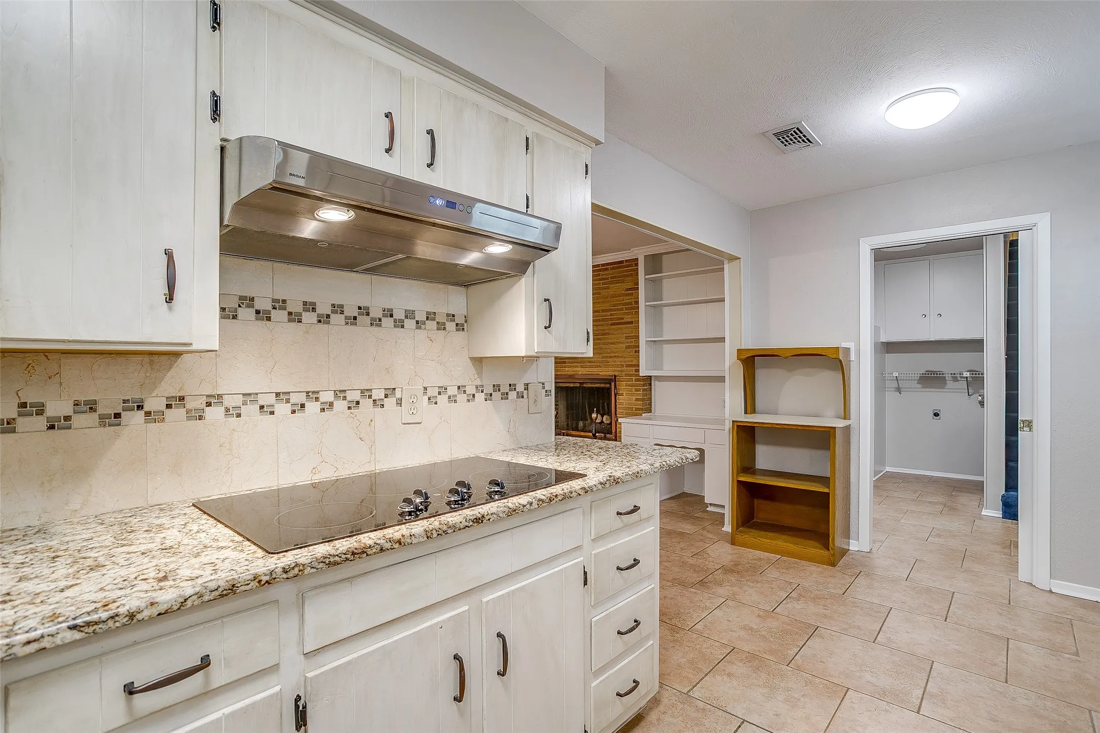 Single Family Residence For Rent in Tarrant County , 1706 Larkspur Drive, Arlington, Texas 76013, 3 Bedroom, 3 Bathroom, 2 Garage spaces, 2,536 Sqft, built in 1964, mls#21374244, Real Estate Agent in Arlington, Homes For Rent in Tarrant county, Homes For Rent in Arlington, Realtor in Arlington Texas, Real Estate Brokerage Independent Realty Texas, Luminita Cordes Realtor