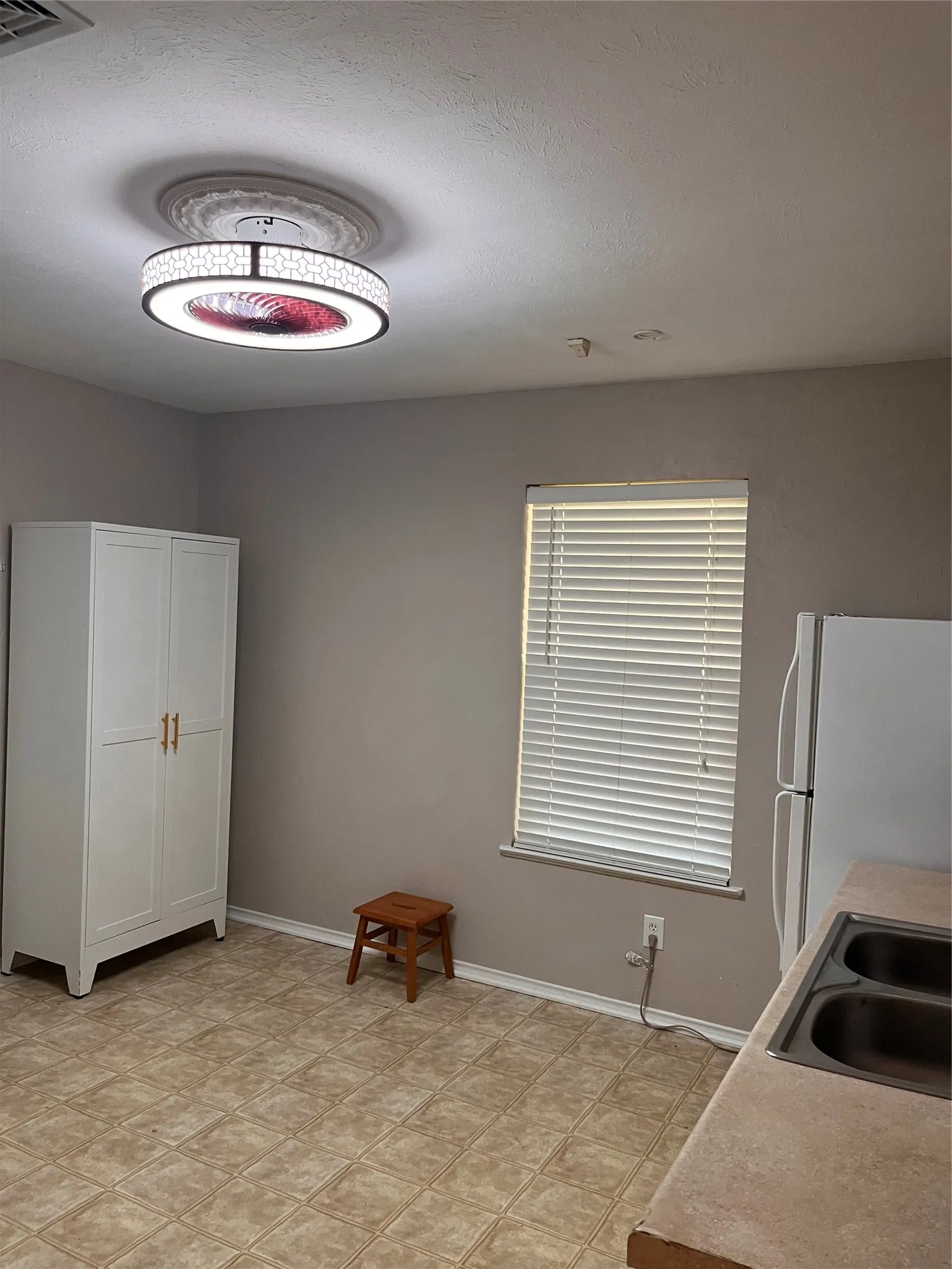 Single Family Residence For Rent in Tarrant County , 1706 Larkspur Drive, Arlington, Texas 76013, 3 Bedroom, 3 Bathroom, 2 Garage spaces, 2,536 Sqft, built in 1964, mls#21374244, Real Estate Agent in Arlington, Homes For Rent in Tarrant county, Homes For Rent in Arlington, Realtor in Arlington Texas, Real Estate Brokerage Independent Realty Texas, Luminita Cordes Realtor