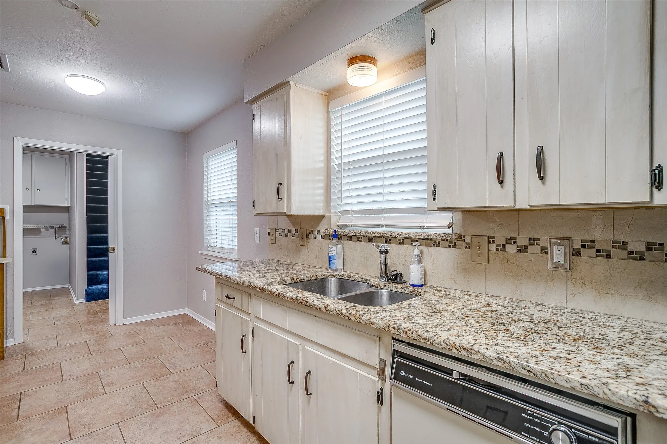 Single Family Residence For Rent in Tarrant County , 1706 Larkspur Drive, Arlington, Texas 76013, 3 Bedroom, 3 Bathroom, 2 Garage spaces, 2,536 Sqft, built in 1964, mls#21374244, Real Estate Agent in Arlington, Homes For Rent in Tarrant county, Homes For Rent in Arlington, Realtor in Arlington Texas, Real Estate Brokerage Independent Realty Texas, Luminita Cordes Realtor