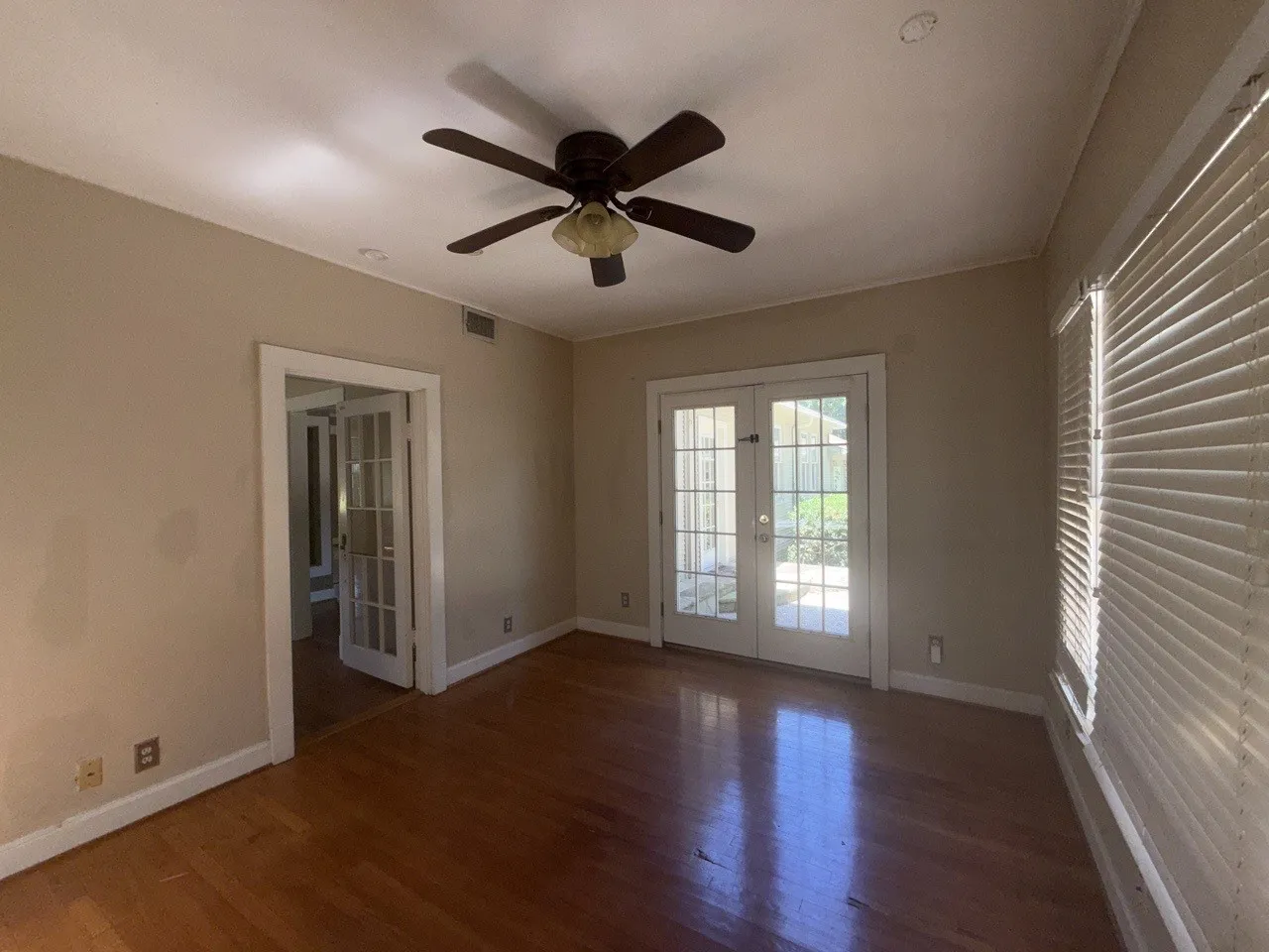 Single Family Residence For Sale in Navarro County , 1820 Maplewood Avenue, Corsicana, Texas 75110, 3 Bedroom, 4 Bathroom, 2 Garage spaces, 2,272 Sqft, built in 1950, mls#21398874, Real Estate Agent in Corsicana, Homes For Sale in Navarro county, Homes For Sale in Corsicana, Realtor in Corsicana Texas, Real Estate Brokerage Independent Realty Texas, Luminita Cordes Realtor