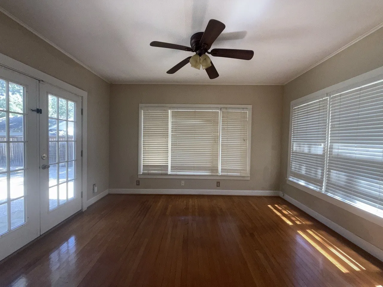Single Family Residence For Sale in Navarro County , 1820 Maplewood Avenue, Corsicana, Texas 75110, 3 Bedroom, 4 Bathroom, 2 Garage spaces, 2,272 Sqft, built in 1950, mls#21398874, Real Estate Agent in Corsicana, Homes For Sale in Navarro county, Homes For Sale in Corsicana, Realtor in Corsicana Texas, Real Estate Brokerage Independent Realty Texas, Luminita Cordes Realtor