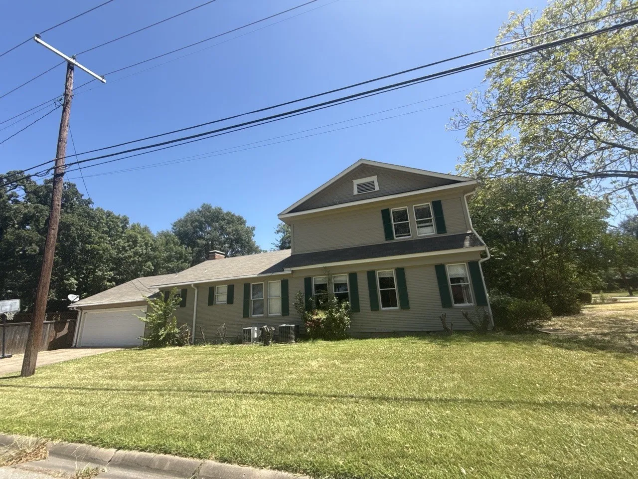 Single Family Residence For Sale in Navarro County , 1820 Maplewood Avenue, Corsicana, Texas 75110, 3 Bedroom, 4 Bathroom, 2 Garage spaces, 2,272 Sqft, built in 1950, mls#21398874, Real Estate Agent in Corsicana, Homes For Sale in Navarro county, Homes For Sale in Corsicana, Realtor in Corsicana Texas, Real Estate Brokerage Independent Realty Texas, Luminita Cordes Realtor