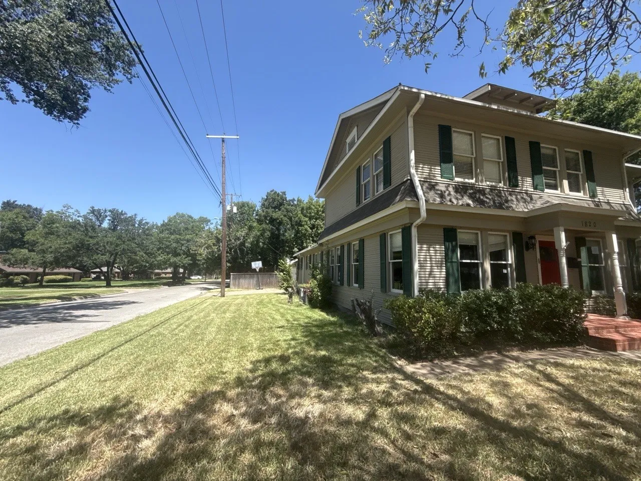 Single Family Residence For Sale in Navarro County , 1820 Maplewood Avenue, Corsicana, Texas 75110, 3 Bedroom, 4 Bathroom, 2 Garage spaces, 2,272 Sqft, built in 1950, mls#21398874, Real Estate Agent in Corsicana, Homes For Sale in Navarro county, Homes For Sale in Corsicana, Realtor in Corsicana Texas, Real Estate Brokerage Independent Realty Texas, Luminita Cordes Realtor