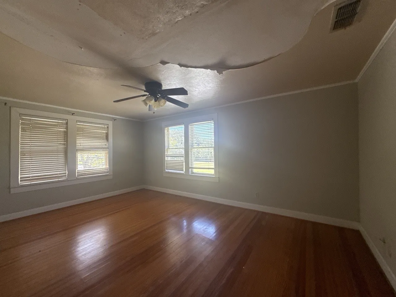 Single Family Residence For Sale in Navarro County , 1820 Maplewood Avenue, Corsicana, Texas 75110, 3 Bedroom, 4 Bathroom, 2 Garage spaces, 2,272 Sqft, built in 1950, mls#21398874, Real Estate Agent in Corsicana, Homes For Sale in Navarro county, Homes For Sale in Corsicana, Realtor in Corsicana Texas, Real Estate Brokerage Independent Realty Texas, Luminita Cordes Realtor