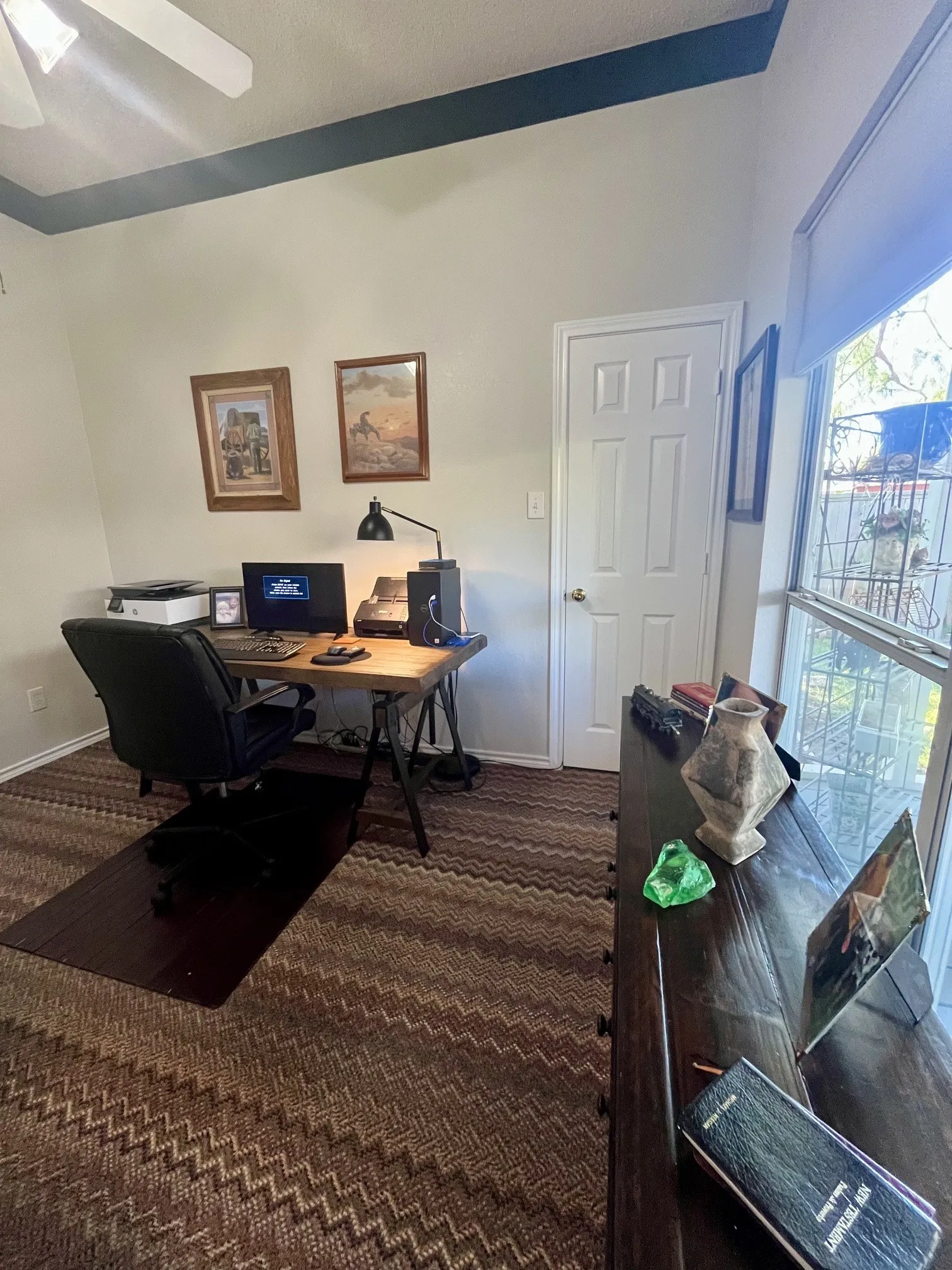 Vaulted ceiling with an accent trim, ceiling fan, carpet flooring, window with blinds, and walk-in cloest