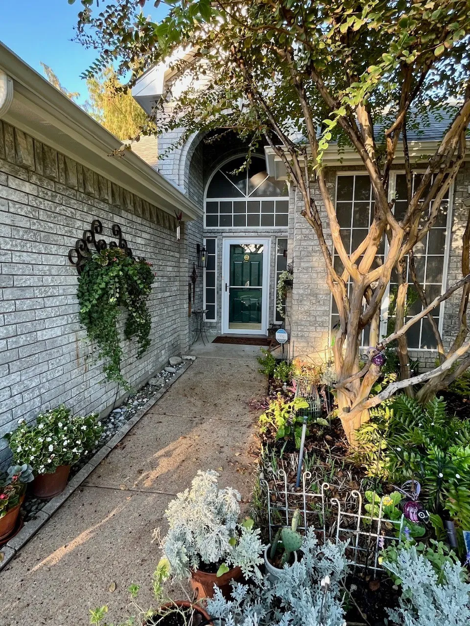 Great walkup with arches and covered front potch. Recently replaced storm door with split screen feature.