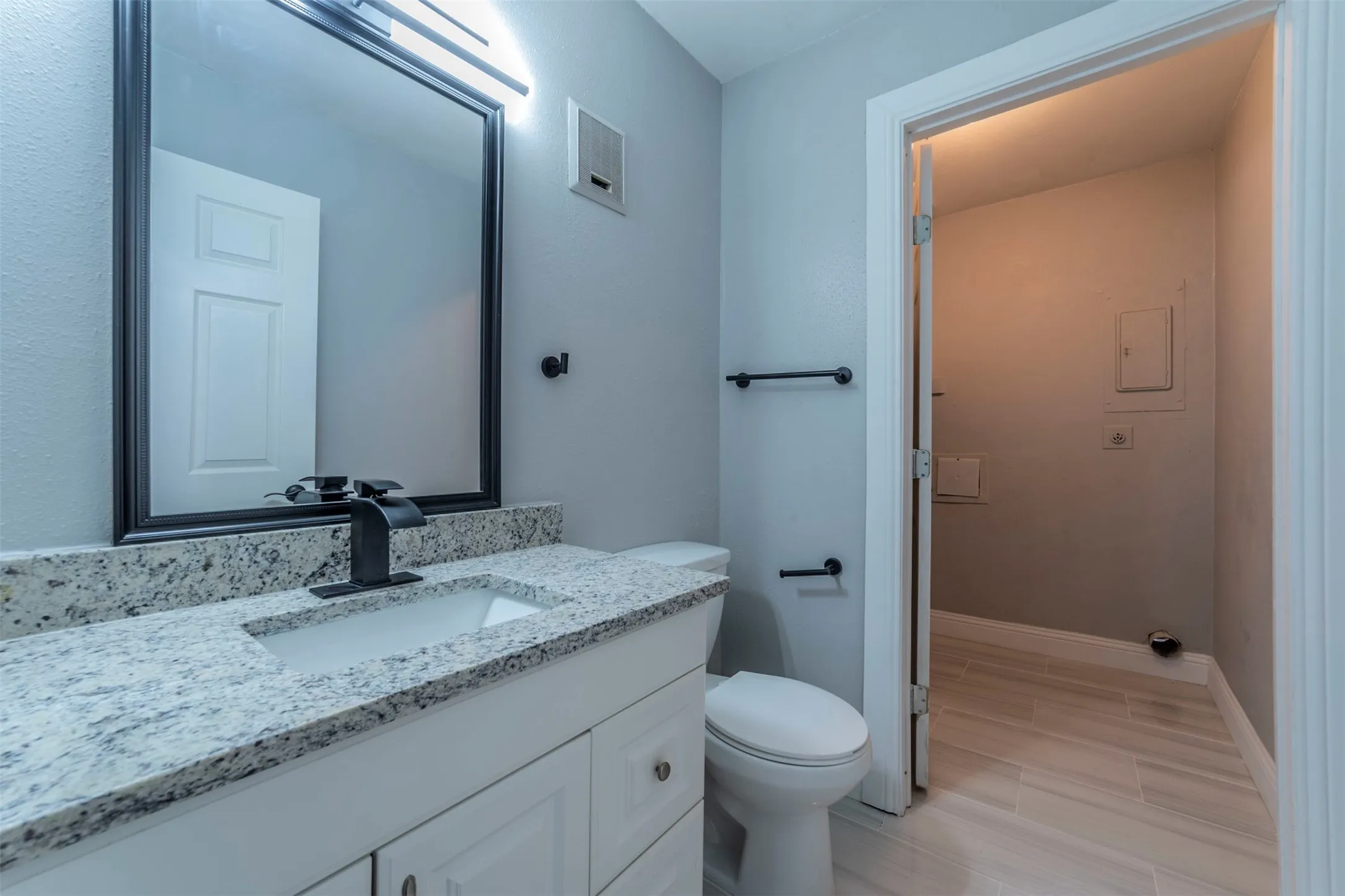 Townhouse For Sale in Dallas County , 2717 Stonehaven Court, Irving, Texas 75038, 3 Bedroom, 3 Bathroom, Garage spaces, 1,325 Sqft, built in 1973, mls#21399526, Real Estate Agent in Irving, Homes For Sale in Dallas county, Homes For Sale in Irving, Realtor in Irving Texas, Real Estate Brokerage Independent Realty Texas, Luminita Cordes Realtor
