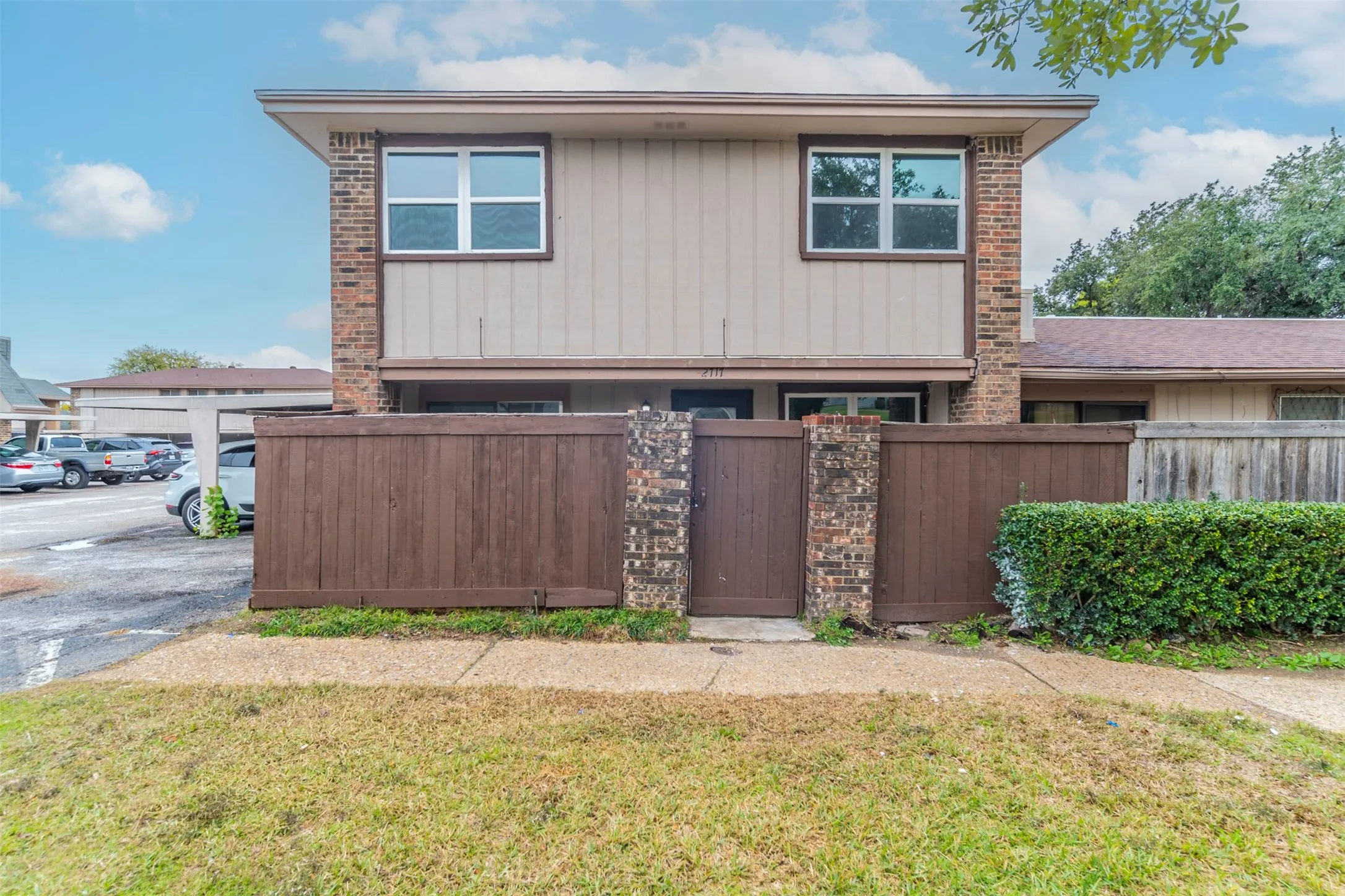 Townhouse For Sale in Dallas County , 2717 Stonehaven Court, Irving, Texas 75038, 3 Bedroom, 3 Bathroom, Garage spaces, 1,325 Sqft, built in 1973, mls#21399526, Real Estate Agent in Irving, Homes For Sale in Dallas county, Homes For Sale in Irving, Realtor in Irving Texas, Real Estate Brokerage Independent Realty Texas, Luminita Cordes Realtor