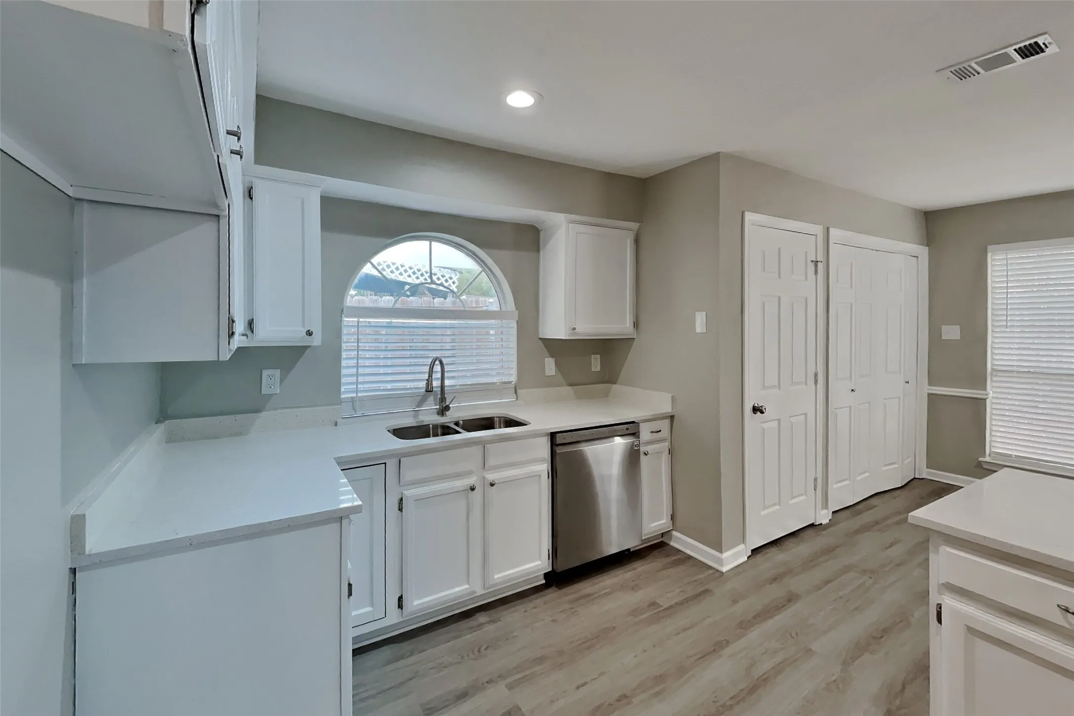 Single Family Residence For Rent in Tarrant County , 7512 Lake Arrowhead Drive, Fort Worth, Texas 76137, 3 Bedroom, 2 Bathroom, 2 Garage spaces, 1,639 Sqft, built in 1989, mls#21403435, Real Estate Agent in Fort Worth, Homes For Rent in Tarrant county, Homes For Rent in Fort Worth, Realtor in Fort Worth Texas, Real Estate Brokerage Independent Realty Texas, Luminita Cordes Realtor
