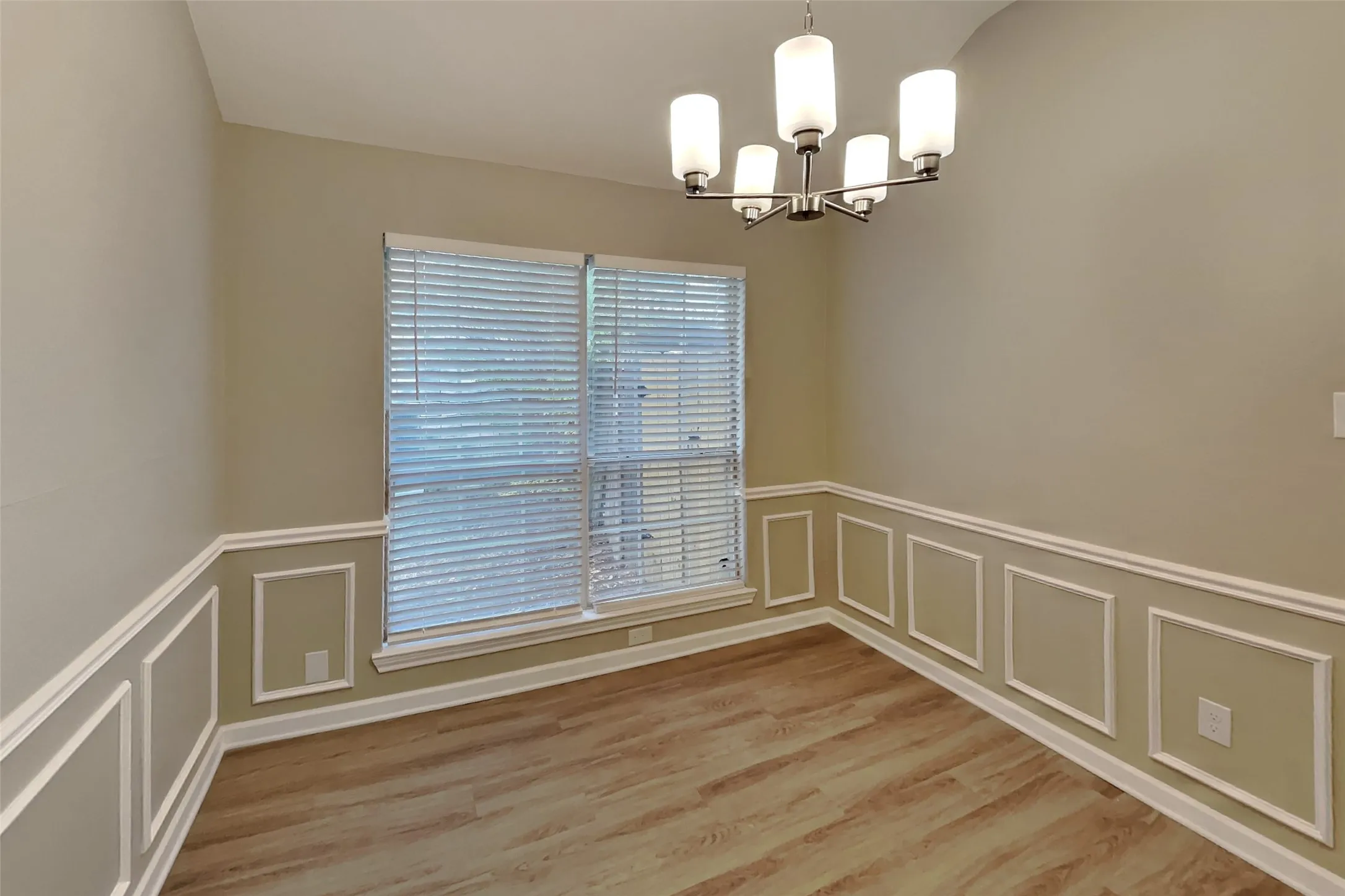 Single Family Residence For Rent in Tarrant County , 7512 Lake Arrowhead Drive, Fort Worth, Texas 76137, 3 Bedroom, 2 Bathroom, 2 Garage spaces, 1,639 Sqft, built in 1989, mls#21403435, Real Estate Agent in Fort Worth, Homes For Rent in Tarrant county, Homes For Rent in Fort Worth, Realtor in Fort Worth Texas, Real Estate Brokerage Independent Realty Texas, Luminita Cordes Realtor