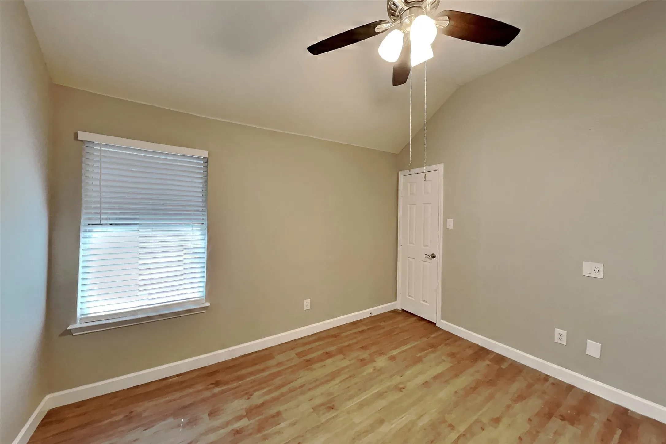 Single Family Residence For Rent in Tarrant County , 11825 Warbler Lane, Fort Worth, Texas 76244, 4 Bedroom, 2 Bathroom, 2 Garage spaces, 2,277 Sqft, built in 2004, mls#21403436, Real Estate Agent in Fort Worth, Homes For Rent in Tarrant county, Homes For Rent in Fort Worth, Realtor in Fort Worth Texas, Real Estate Brokerage Independent Realty Texas, Luminita Cordes Realtor
