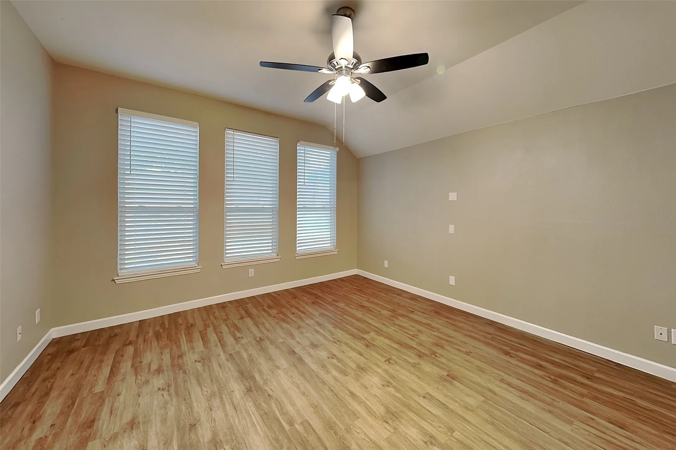 Single Family Residence For Rent in Tarrant County , 11825 Warbler Lane, Fort Worth, Texas 76244, 4 Bedroom, 2 Bathroom, 2 Garage spaces, 2,277 Sqft, built in 2004, mls#21403436, Real Estate Agent in Fort Worth, Homes For Rent in Tarrant county, Homes For Rent in Fort Worth, Realtor in Fort Worth Texas, Real Estate Brokerage Independent Realty Texas, Luminita Cordes Realtor