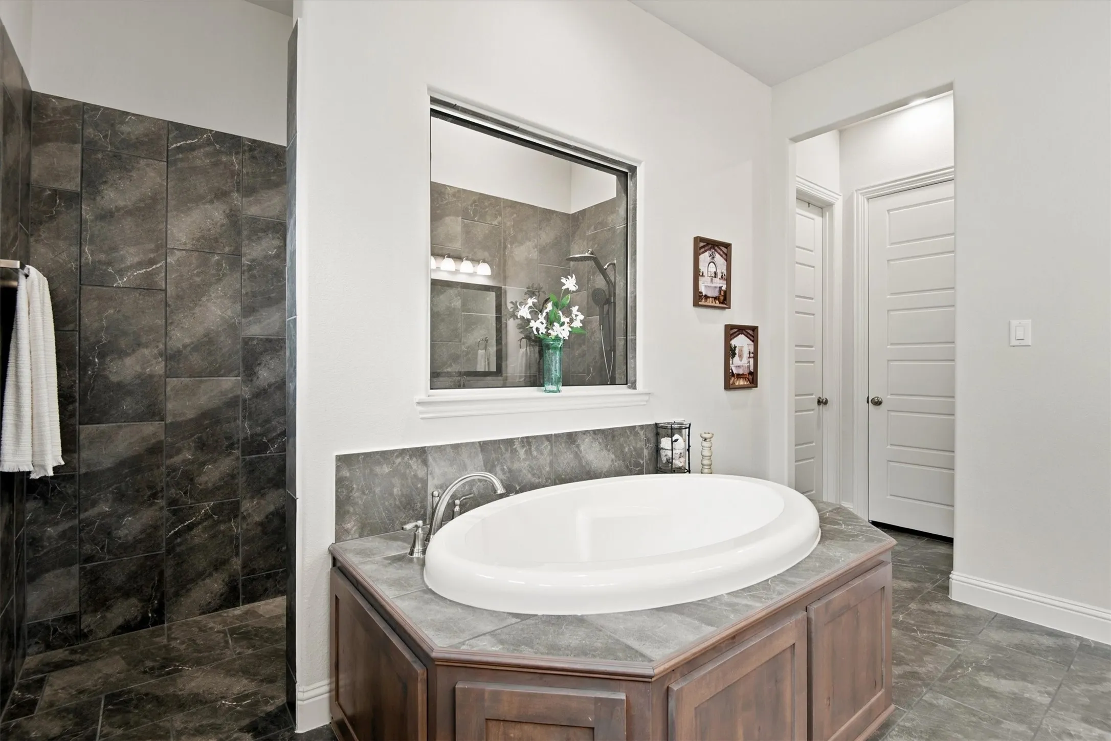 Single Family Residence For Sale in Ellis County , 4218 Loophook Lane, Midlothian, Texas 76065, 4 Bedroom, 3 Bathroom, 2 Garage spaces, 2,517 Sqft, built in 2023, mls#21402821, Real Estate Agent in Midlothian, Homes For Sale in Ellis county, Homes For Sale in Midlothian, Realtor in Midlothian Texas, Real Estate Brokerage Independent Realty Texas, Luminita Cordes Realtor