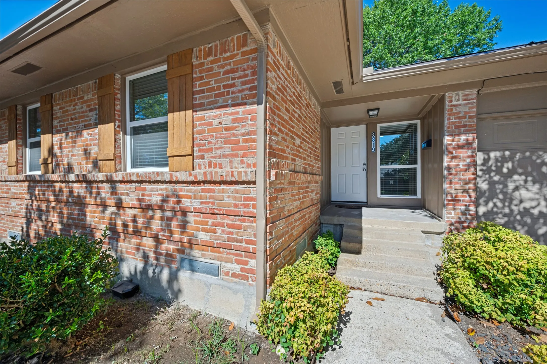 Single Family Residence For Sale in Dallas County , 8819 Graywood Drive, Dallas, Texas 75243, 3 Bedroom, 2 Bathroom, 2 Garage spaces, 1,277 Sqft, built in 1959, mls#21402941, Real Estate Agent in Dallas, Homes For Sale in Dallas county, Homes For Sale in Dallas, Realtor in Dallas Texas, Real Estate Brokerage Independent Realty Texas, Luminita Cordes Realtor