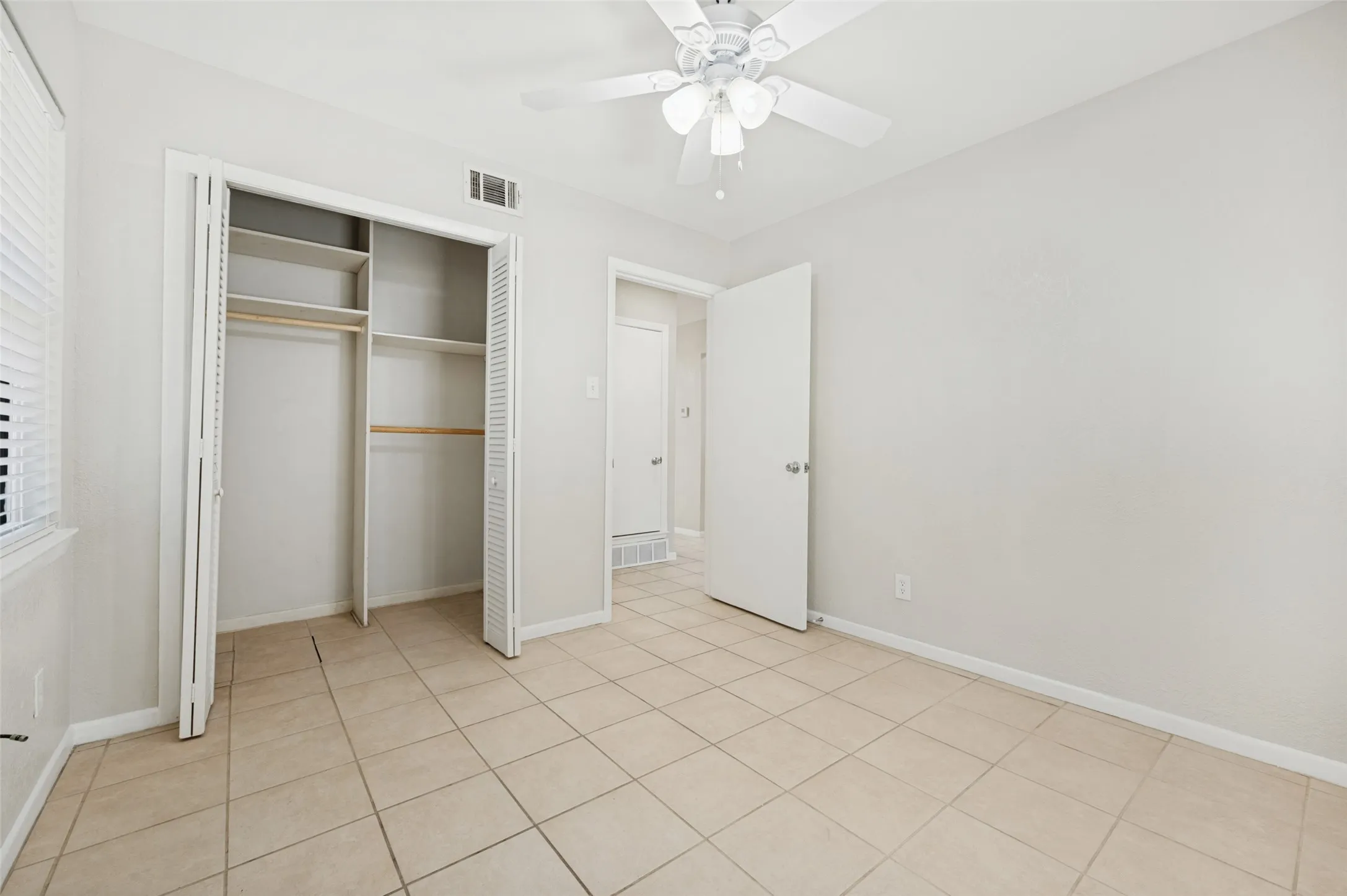 Single Family Residence For Sale in Dallas County , 8819 Graywood Drive, Dallas, Texas 75243, 3 Bedroom, 2 Bathroom, 2 Garage spaces, 1,277 Sqft, built in 1959, mls#21402941, Real Estate Agent in Dallas, Homes For Sale in Dallas county, Homes For Sale in Dallas, Realtor in Dallas Texas, Real Estate Brokerage Independent Realty Texas, Luminita Cordes Realtor