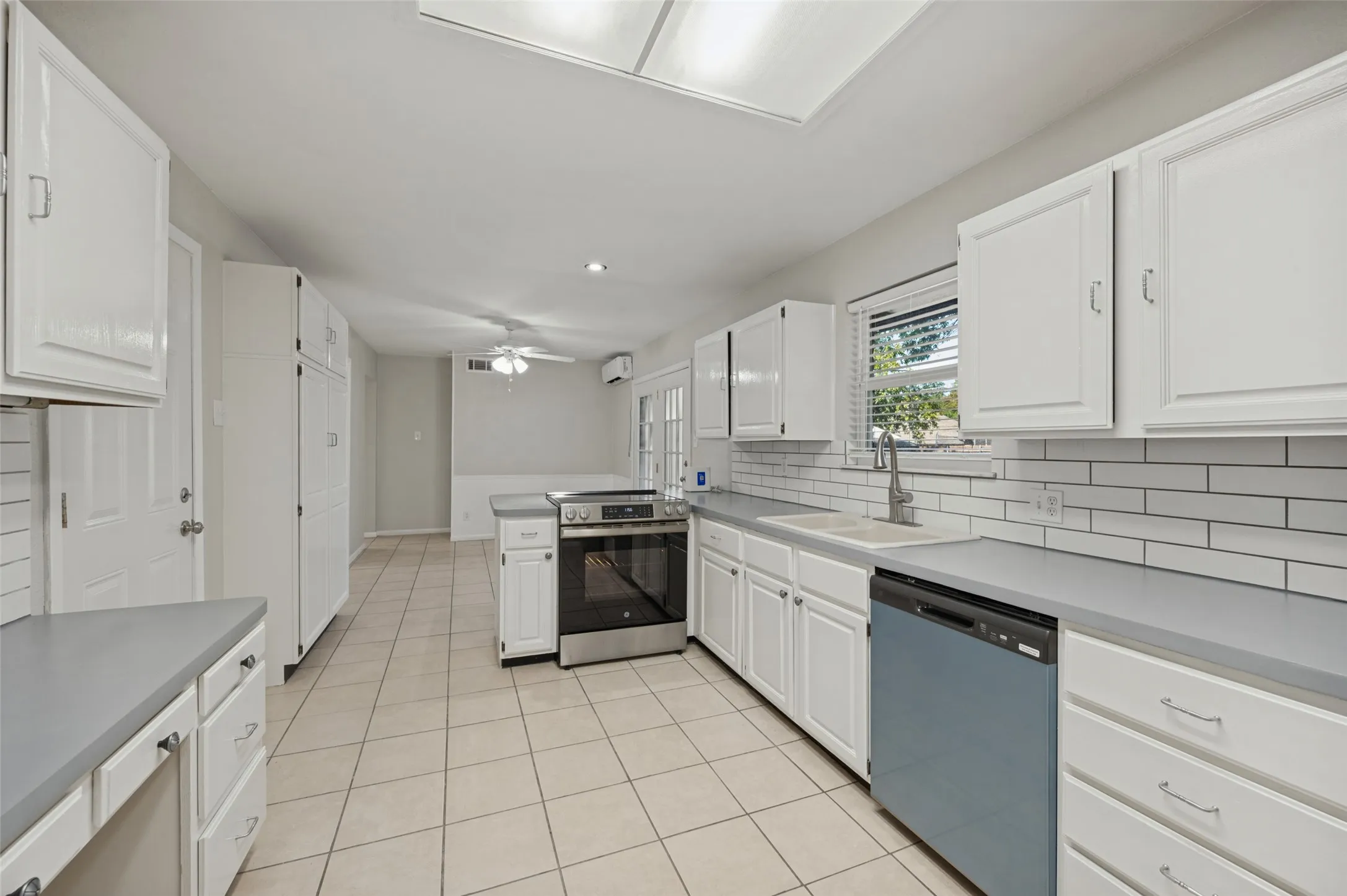 Single Family Residence For Sale in Dallas County , 8819 Graywood Drive, Dallas, Texas 75243, 3 Bedroom, 2 Bathroom, 2 Garage spaces, 1,277 Sqft, built in 1959, mls#21402941, Real Estate Agent in Dallas, Homes For Sale in Dallas county, Homes For Sale in Dallas, Realtor in Dallas Texas, Real Estate Brokerage Independent Realty Texas, Luminita Cordes Realtor