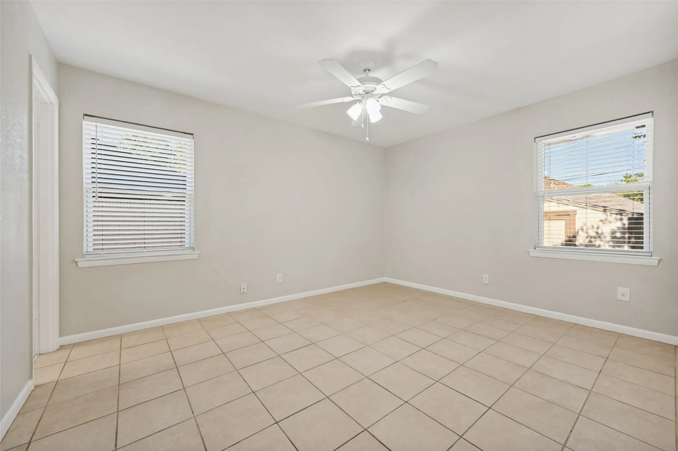 Single Family Residence For Sale in Dallas County , 8819 Graywood Drive, Dallas, Texas 75243, 3 Bedroom, 2 Bathroom, 2 Garage spaces, 1,277 Sqft, built in 1959, mls#21402941, Real Estate Agent in Dallas, Homes For Sale in Dallas county, Homes For Sale in Dallas, Realtor in Dallas Texas, Real Estate Brokerage Independent Realty Texas, Luminita Cordes Realtor