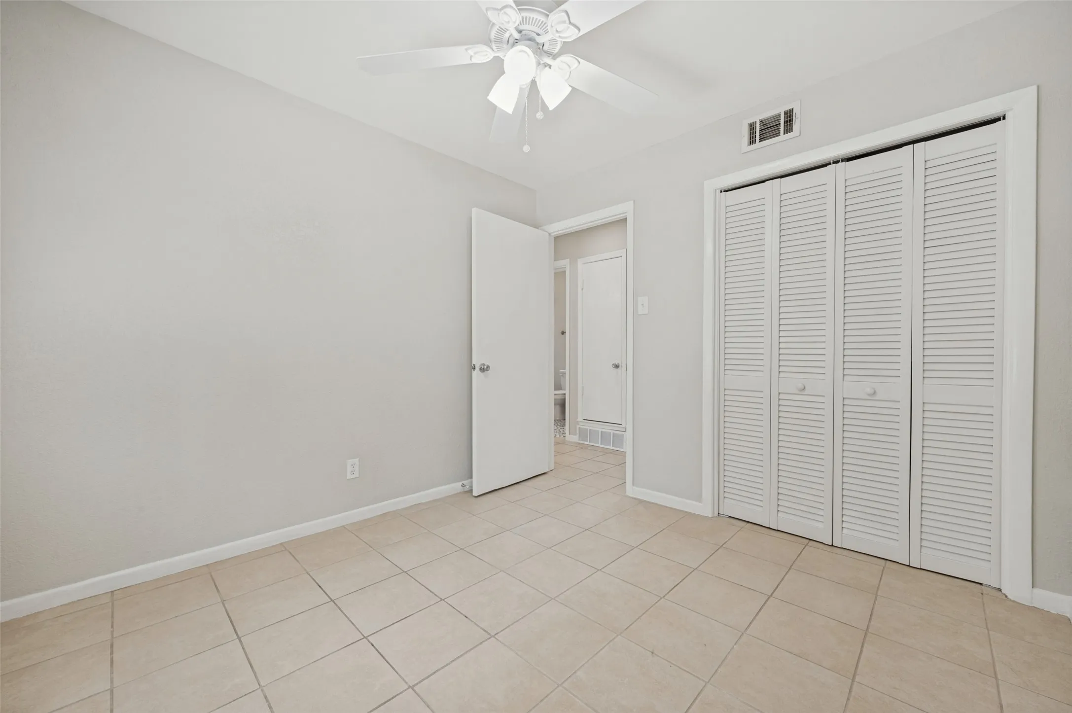 Single Family Residence For Sale in Dallas County , 8819 Graywood Drive, Dallas, Texas 75243, 3 Bedroom, 2 Bathroom, 2 Garage spaces, 1,277 Sqft, built in 1959, mls#21402941, Real Estate Agent in Dallas, Homes For Sale in Dallas county, Homes For Sale in Dallas, Realtor in Dallas Texas, Real Estate Brokerage Independent Realty Texas, Luminita Cordes Realtor
