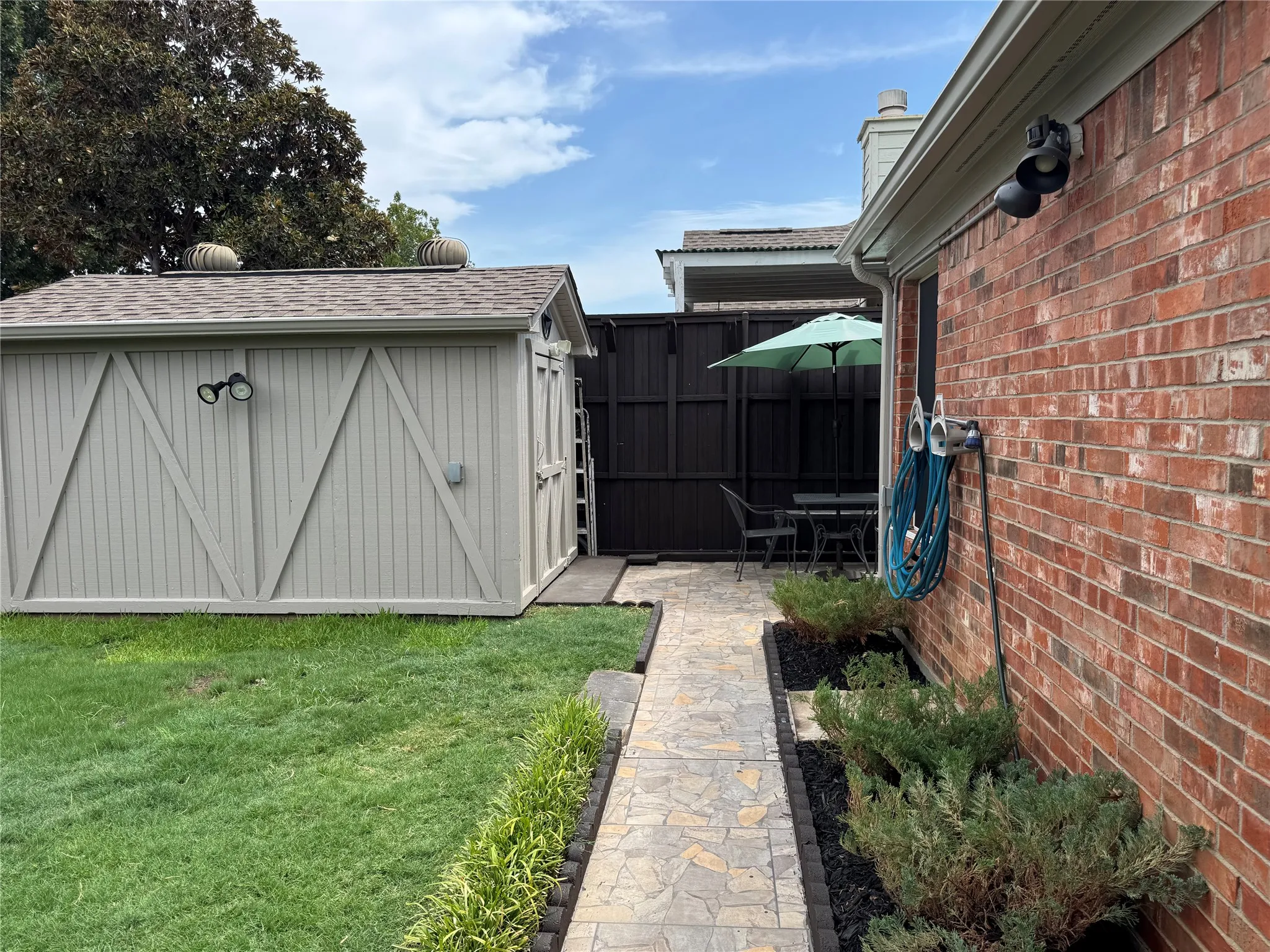 Single Family Residence For Sale in Denton County , 1236 Quaker Lane, Lewisville, Texas 75077, 3 Bedroom, 2 Bathroom, 2 Garage spaces, 1,960 Sqft, built in 1997, mls#21403443, Real Estate Agent in Lewisville, Homes For Sale in Denton county, Homes For Sale in Lewisville, Realtor in Lewisville Texas, Real Estate Brokerage Independent Realty Texas, Luminita Cordes Realtor