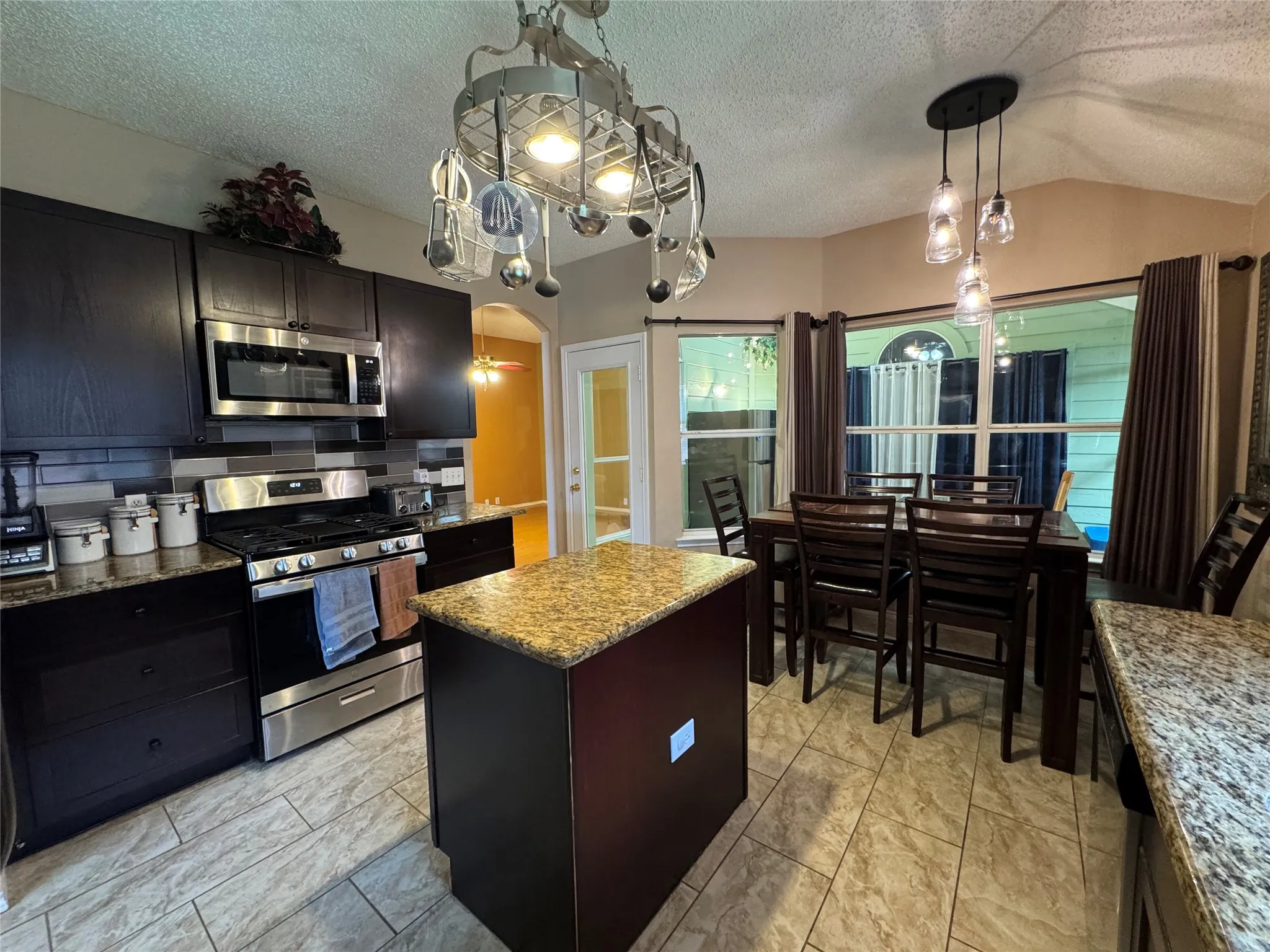 Single Family Residence For Sale in Denton County , 1236 Quaker Lane, Lewisville, Texas 75077, 3 Bedroom, 2 Bathroom, 2 Garage spaces, 1,960 Sqft, built in 1997, mls#21403443, Real Estate Agent in Lewisville, Homes For Sale in Denton county, Homes For Sale in Lewisville, Realtor in Lewisville Texas, Real Estate Brokerage Independent Realty Texas, Luminita Cordes Realtor