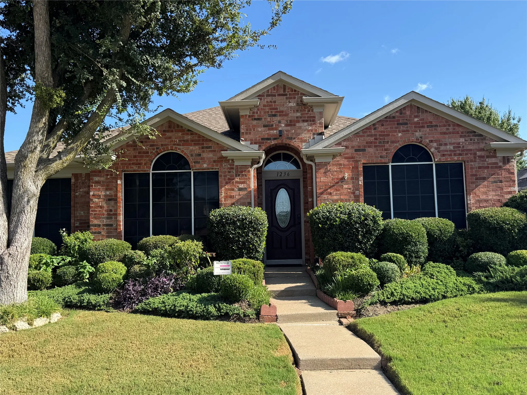 Single Family Residence For Sale in Denton County , 1236 Quaker Lane, Lewisville, Texas 75077, 3 Bedroom, 2 Bathroom, 2 Garage spaces, 1,960 Sqft, built in 1997, mls#21403443, Real Estate Agent in Lewisville, Homes For Sale in Denton county, Homes For Sale in Lewisville, Realtor in Lewisville Texas, Real Estate Brokerage Independent Realty Texas, Luminita Cordes Realtor