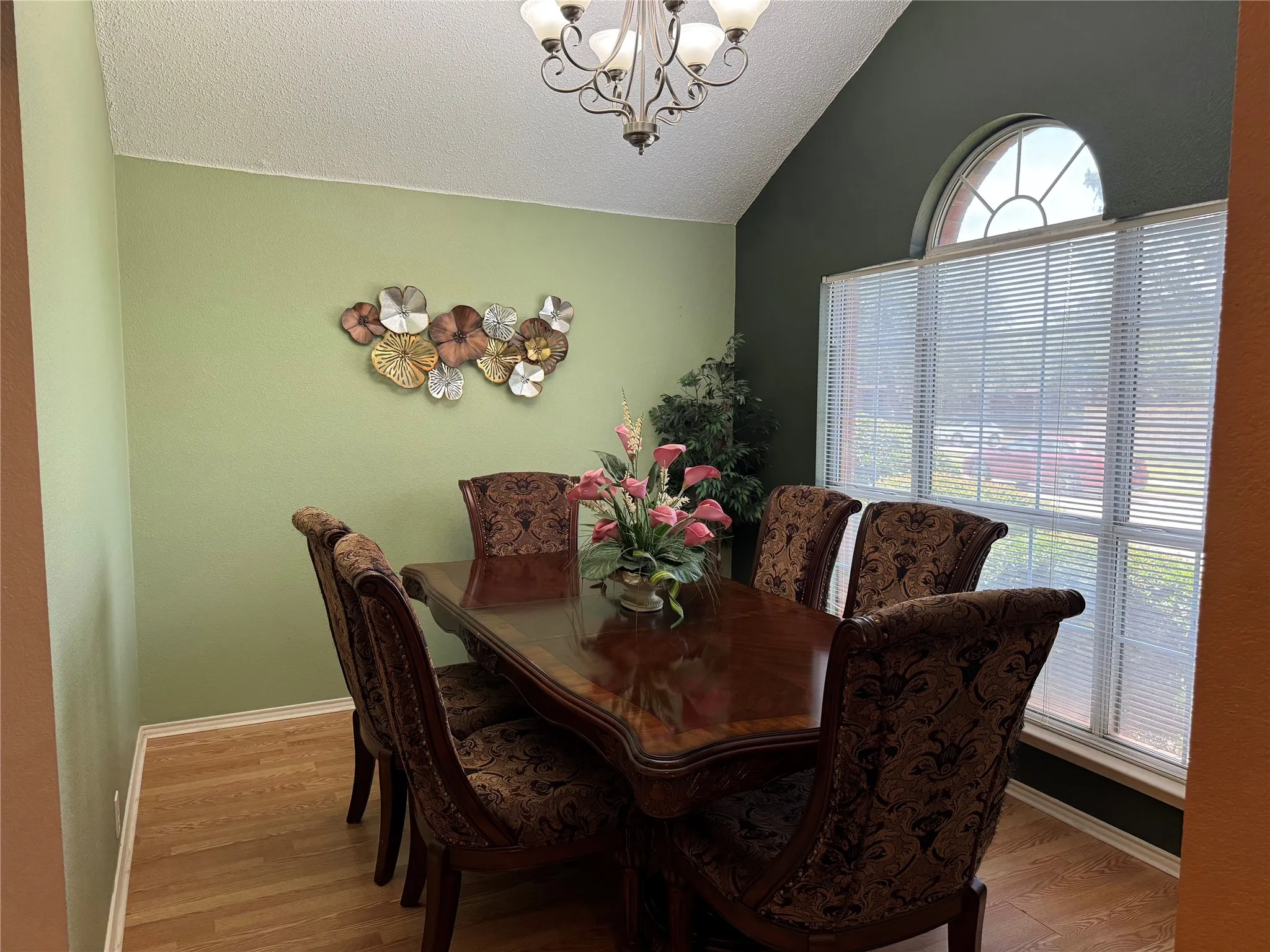 Single Family Residence For Sale in Denton County , 1236 Quaker Lane, Lewisville, Texas 75077, 3 Bedroom, 2 Bathroom, 2 Garage spaces, 1,960 Sqft, built in 1997, mls#21403443, Real Estate Agent in Lewisville, Homes For Sale in Denton county, Homes For Sale in Lewisville, Realtor in Lewisville Texas, Real Estate Brokerage Independent Realty Texas, Luminita Cordes Realtor