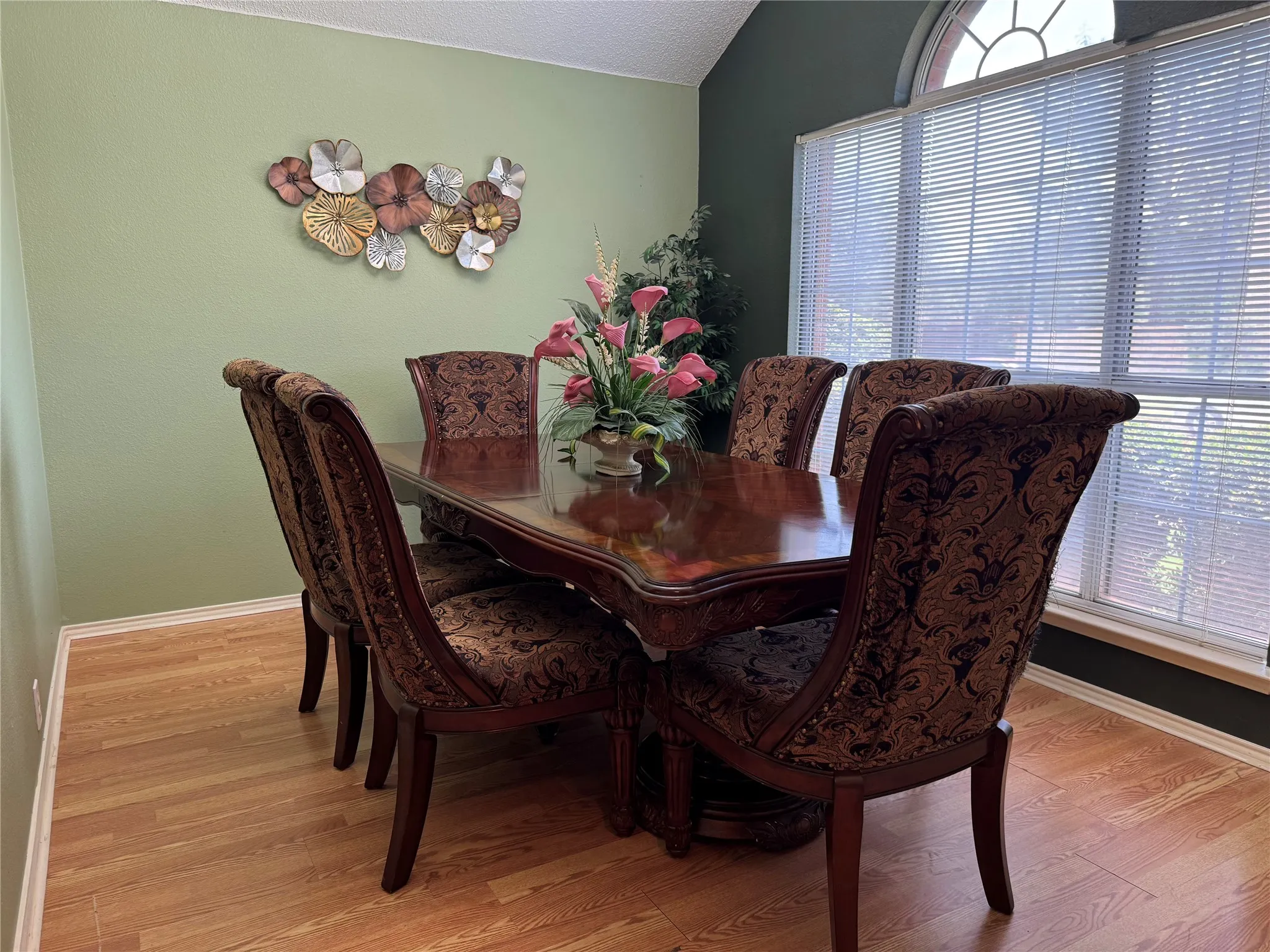 Single Family Residence For Sale in Denton County , 1236 Quaker Lane, Lewisville, Texas 75077, 3 Bedroom, 2 Bathroom, 2 Garage spaces, 1,960 Sqft, built in 1997, mls#21403443, Real Estate Agent in Lewisville, Homes For Sale in Denton county, Homes For Sale in Lewisville, Realtor in Lewisville Texas, Real Estate Brokerage Independent Realty Texas, Luminita Cordes Realtor