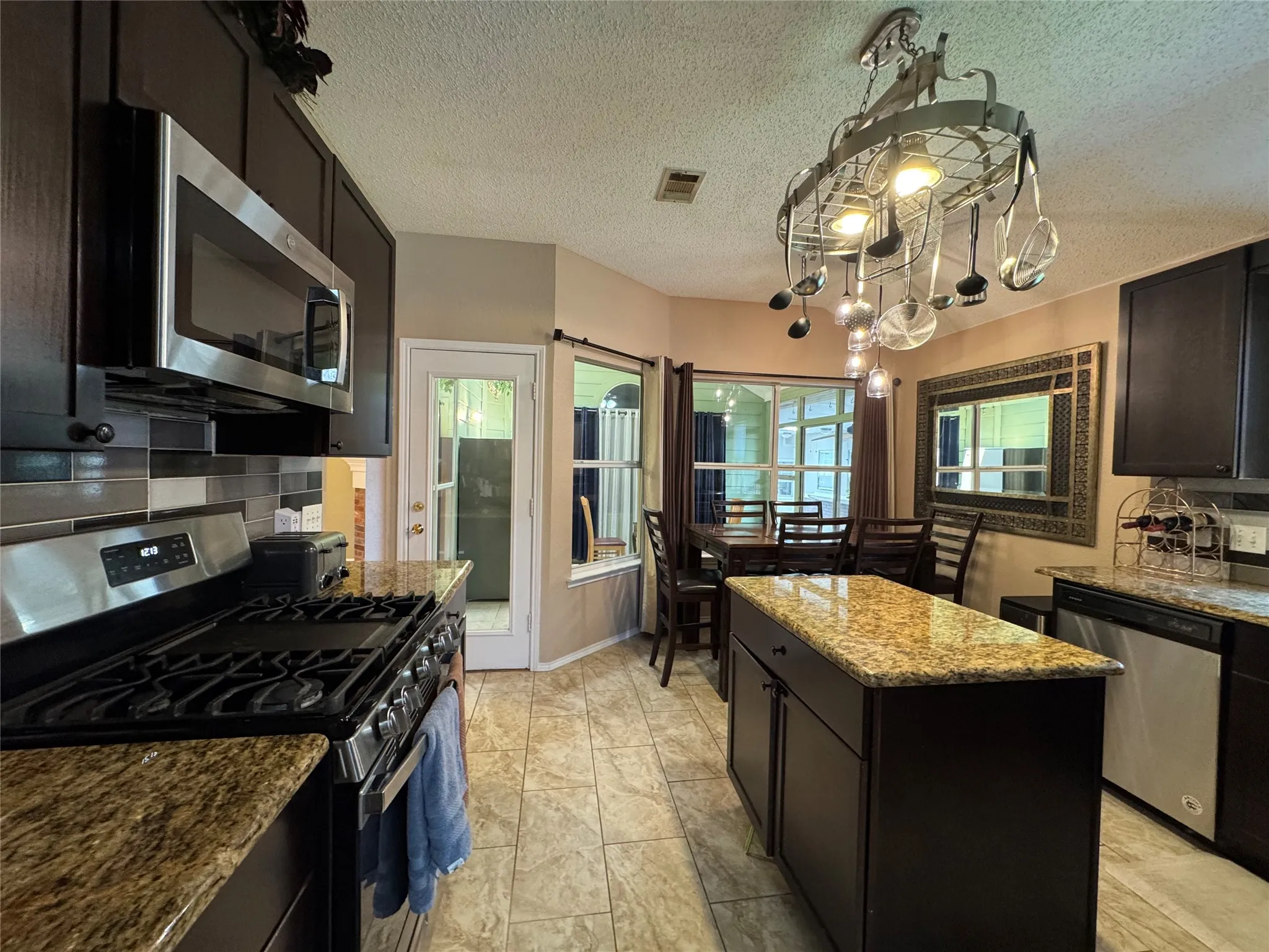 Single Family Residence For Sale in Denton County , 1236 Quaker Lane, Lewisville, Texas 75077, 3 Bedroom, 2 Bathroom, 2 Garage spaces, 1,960 Sqft, built in 1997, mls#21403443, Real Estate Agent in Lewisville, Homes For Sale in Denton county, Homes For Sale in Lewisville, Realtor in Lewisville Texas, Real Estate Brokerage Independent Realty Texas, Luminita Cordes Realtor