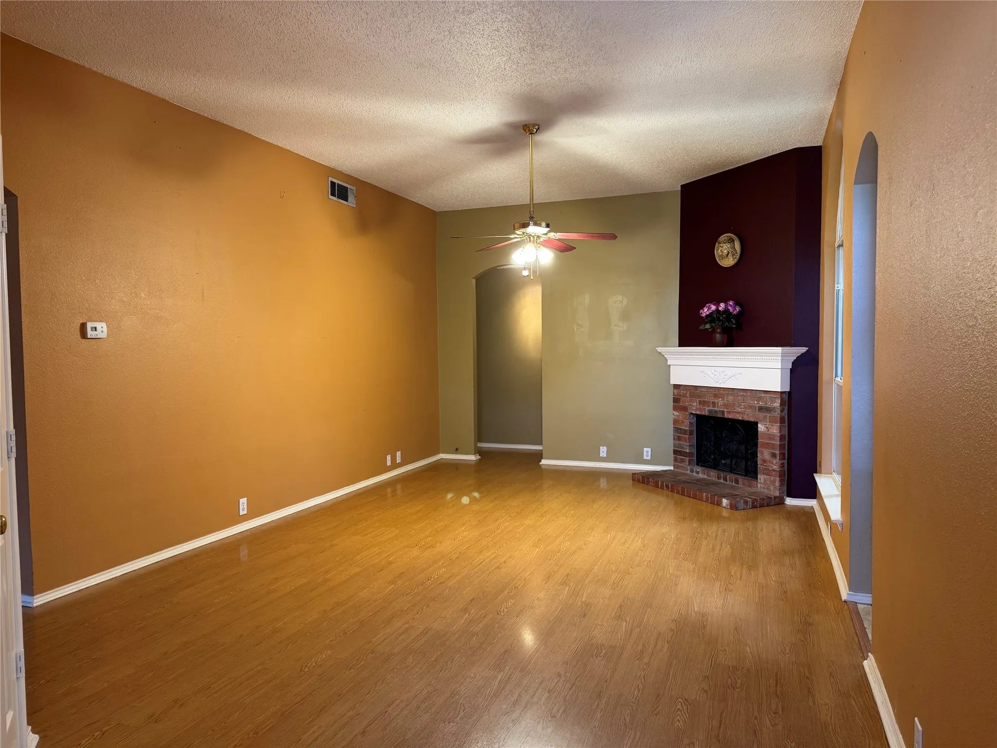Single Family Residence For Sale in Denton County , 1236 Quaker Lane, Lewisville, Texas 75077, 3 Bedroom, 2 Bathroom, 2 Garage spaces, 1,960 Sqft, built in 1997, mls#21403443, Real Estate Agent in Lewisville, Homes For Sale in Denton county, Homes For Sale in Lewisville, Realtor in Lewisville Texas, Real Estate Brokerage Independent Realty Texas, Luminita Cordes Realtor