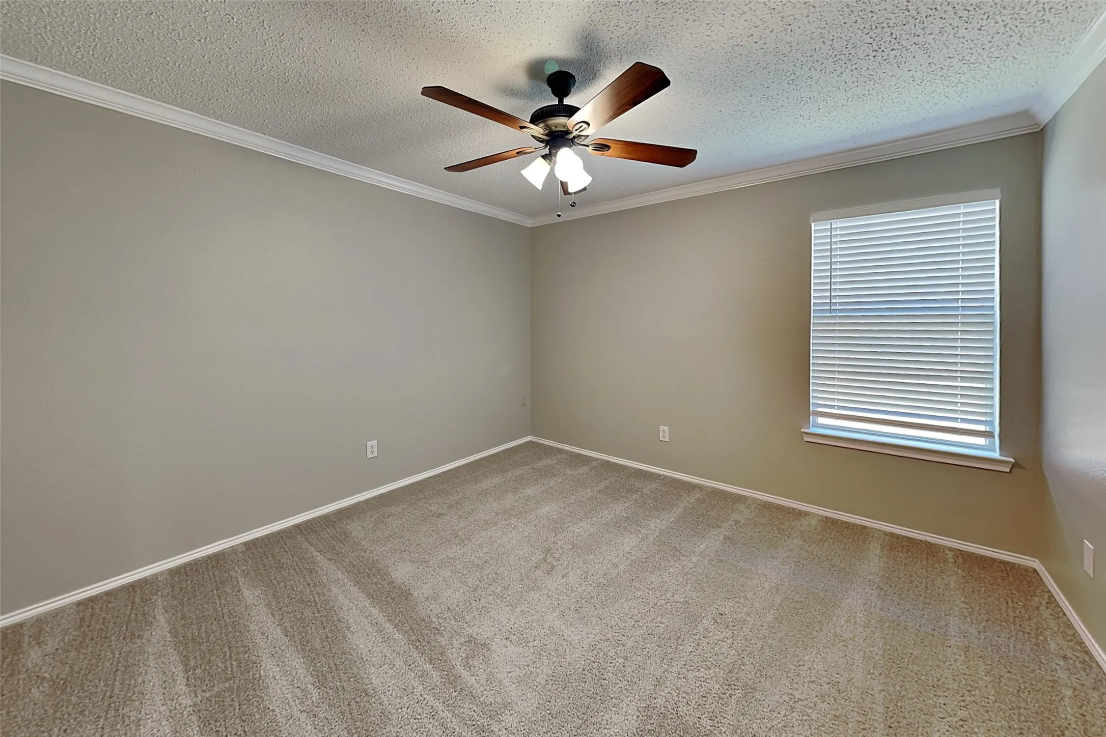 Single Family Residence For Rent in Tarrant County , 5313 Emmeryville Lane, Fort Worth, Texas 76244, 4 Bedroom, 2 Bathroom, 2 Garage spaces, 2,064 Sqft, built in 2002, mls#21403446, Real Estate Agent in Fort Worth, Homes For Rent in Tarrant county, Homes For Rent in Fort Worth, Realtor in Fort Worth Texas, Real Estate Brokerage Independent Realty Texas, Luminita Cordes Realtor