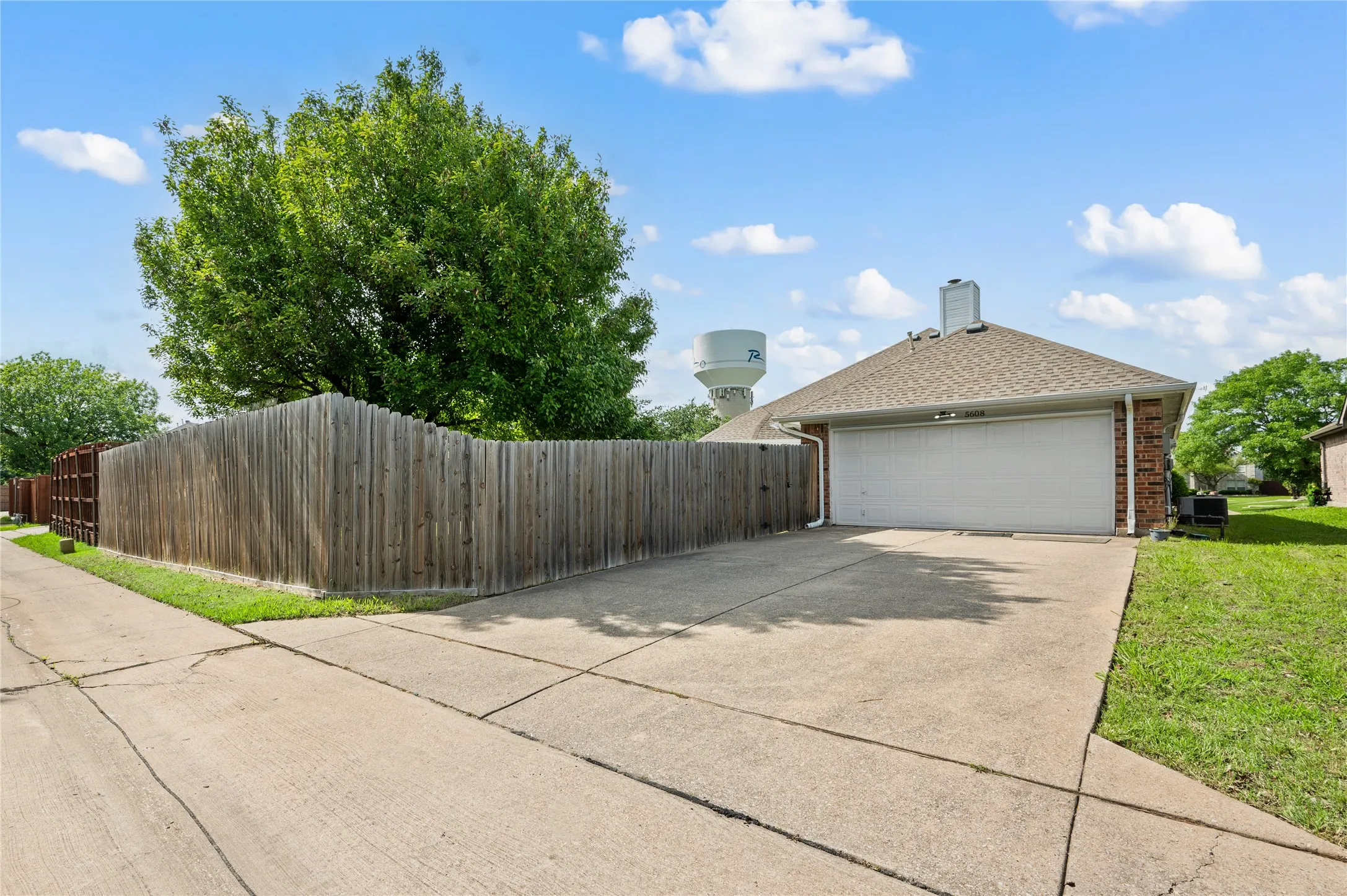 Single Family Residence For Rent in Collin County , 5608 Manchester Drive, Richardson, Texas 75082, 3 Bedroom, 2 Bathroom, 2 Garage spaces, 1,808 Sqft, built in 1996, mls#21403447, Real Estate Agent in Richardson, Homes For Rent in Collin county, Homes For Rent in Richardson, Realtor in Richardson Texas, Real Estate Brokerage Independent Realty Texas, Luminita Cordes Realtor
