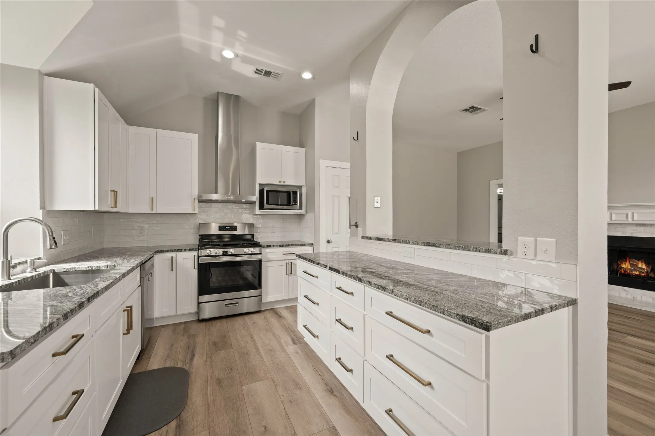 Single Family Residence For Rent in Collin County , 5608 Manchester Drive, Richardson, Texas 75082, 3 Bedroom, 2 Bathroom, 2 Garage spaces, 1,808 Sqft, built in 1996, mls#21403447, Real Estate Agent in Richardson, Homes For Rent in Collin county, Homes For Rent in Richardson, Realtor in Richardson Texas, Real Estate Brokerage Independent Realty Texas, Luminita Cordes Realtor