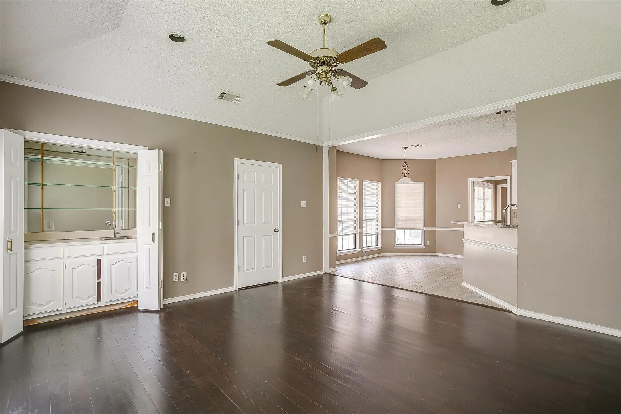Single Family Residence For Rent in Dallas County , 9017 Rodeo Drive, Irving, Texas 75063, 3 Bedroom, 2 Bathroom, 2 Garage spaces, 2,262 Sqft, built in 1985, mls#21403448, Real Estate Agent in Irving, Homes For Rent in Dallas county, Homes For Rent in Irving, Realtor in Irving Texas, Real Estate Brokerage Independent Realty Texas, Luminita Cordes Realtor
