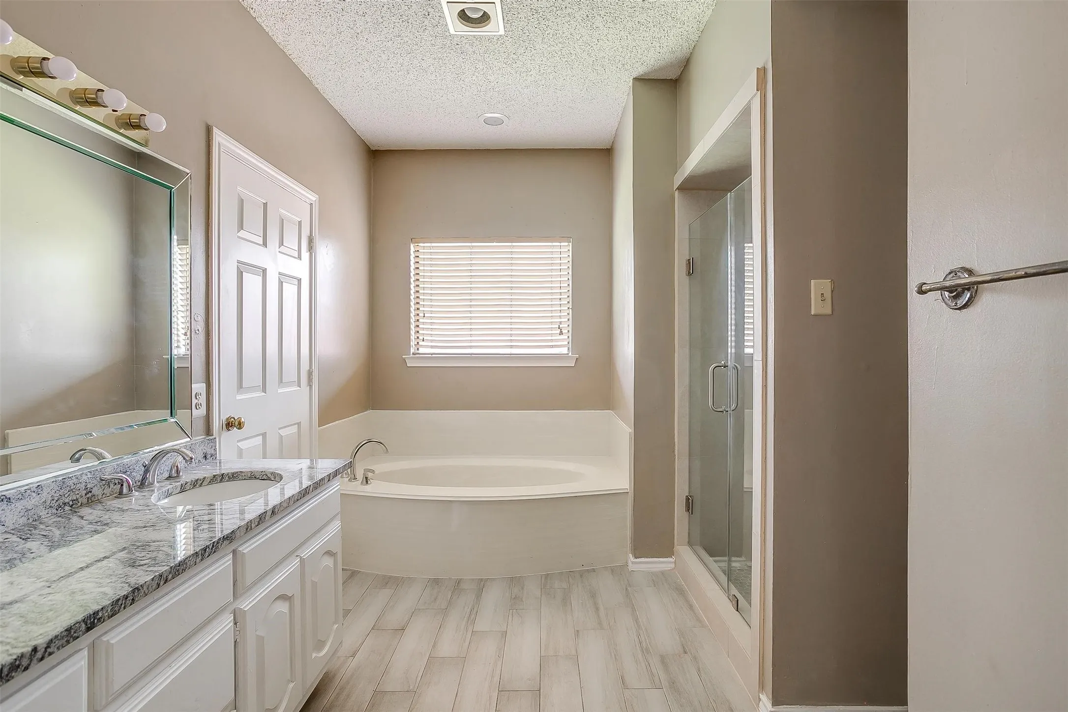 Single Family Residence For Rent in Dallas County , 9017 Rodeo Drive, Irving, Texas 75063, 3 Bedroom, 2 Bathroom, 2 Garage spaces, 2,262 Sqft, built in 1985, mls#21403448, Real Estate Agent in Irving, Homes For Rent in Dallas county, Homes For Rent in Irving, Realtor in Irving Texas, Real Estate Brokerage Independent Realty Texas, Luminita Cordes Realtor