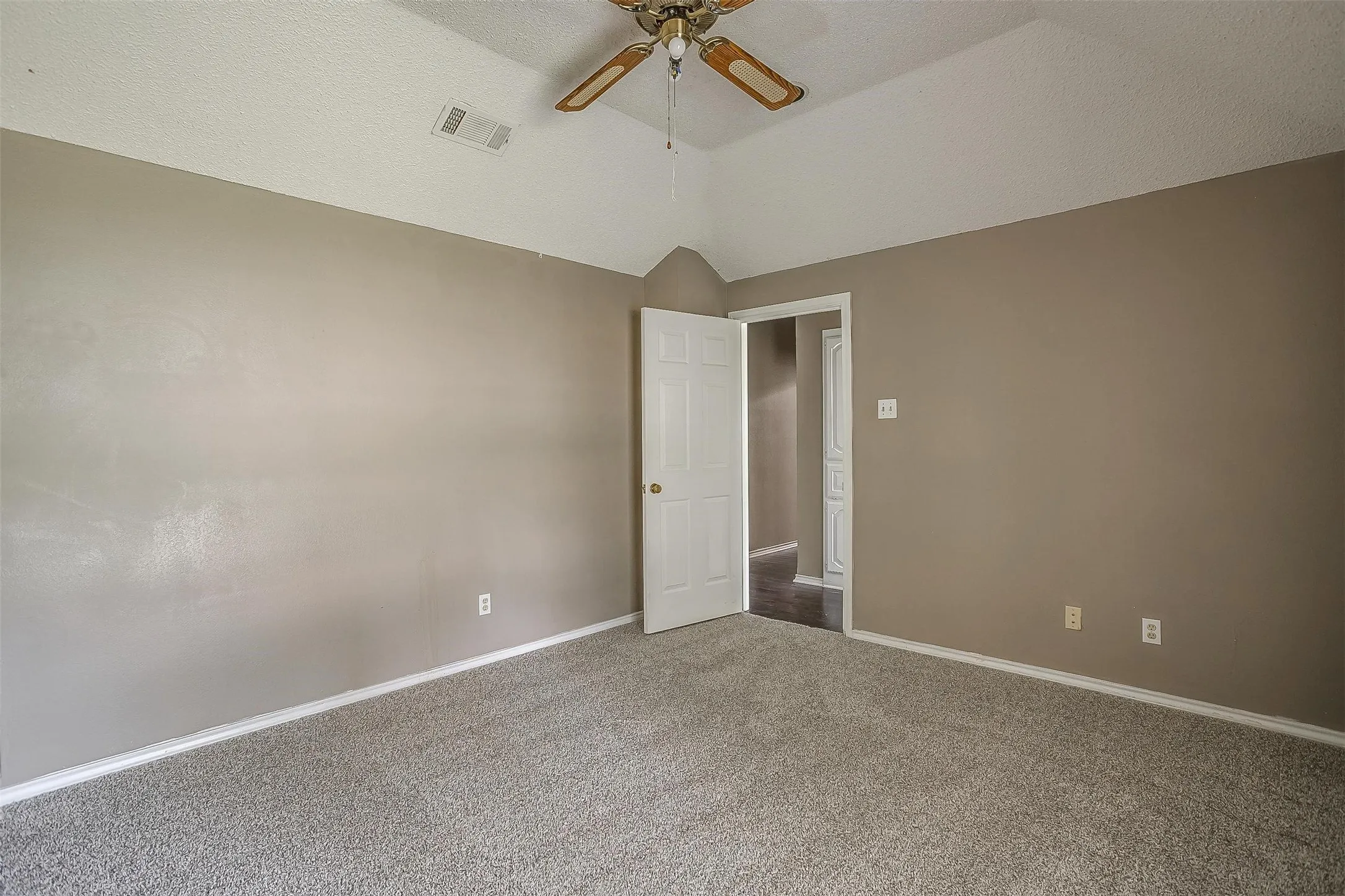Single Family Residence For Rent in Dallas County , 9017 Rodeo Drive, Irving, Texas 75063, 3 Bedroom, 2 Bathroom, 2 Garage spaces, 2,262 Sqft, built in 1985, mls#21403448, Real Estate Agent in Irving, Homes For Rent in Dallas county, Homes For Rent in Irving, Realtor in Irving Texas, Real Estate Brokerage Independent Realty Texas, Luminita Cordes Realtor