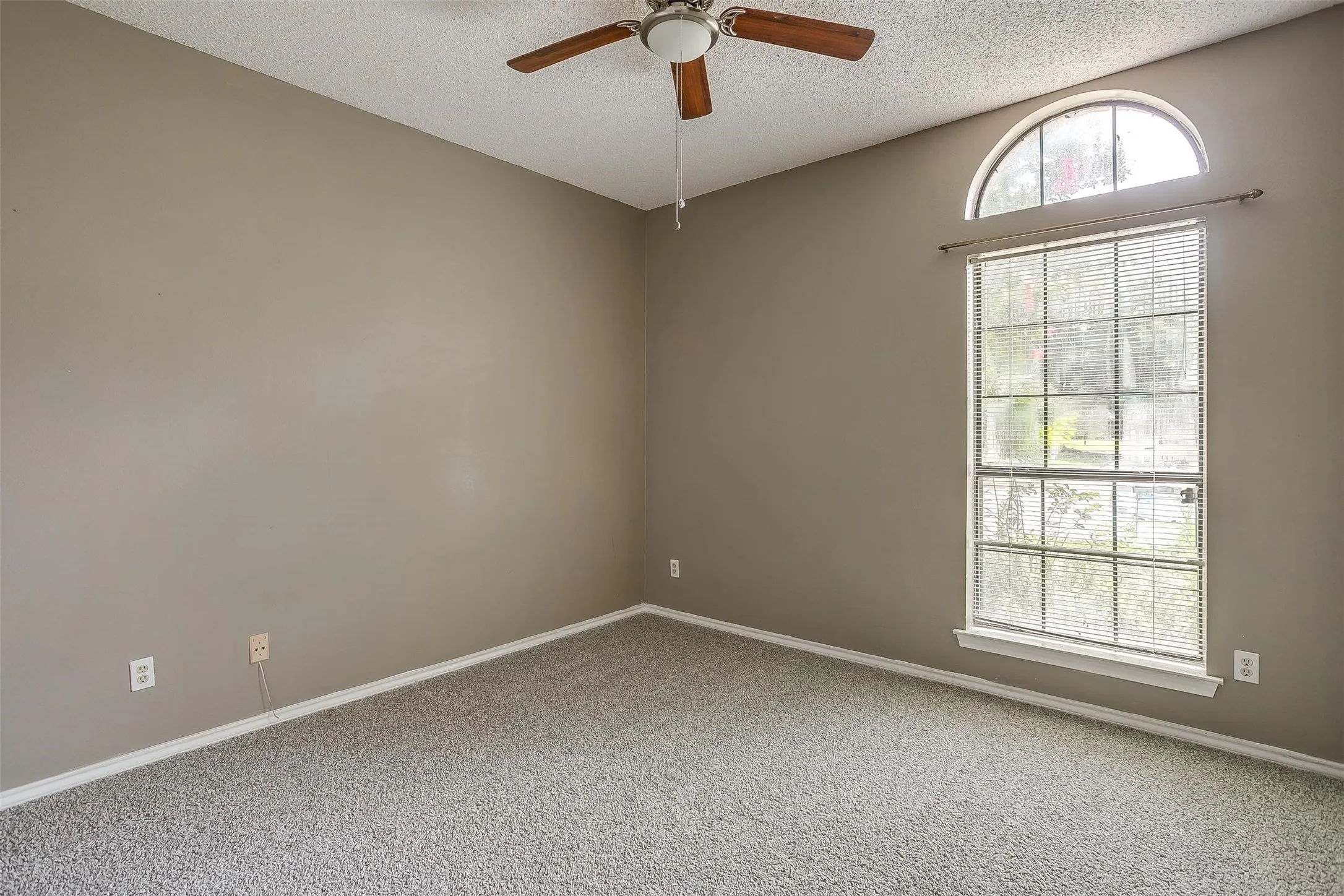 Single Family Residence For Rent in Dallas County , 9017 Rodeo Drive, Irving, Texas 75063, 3 Bedroom, 2 Bathroom, 2 Garage spaces, 2,262 Sqft, built in 1985, mls#21403448, Real Estate Agent in Irving, Homes For Rent in Dallas county, Homes For Rent in Irving, Realtor in Irving Texas, Real Estate Brokerage Independent Realty Texas, Luminita Cordes Realtor